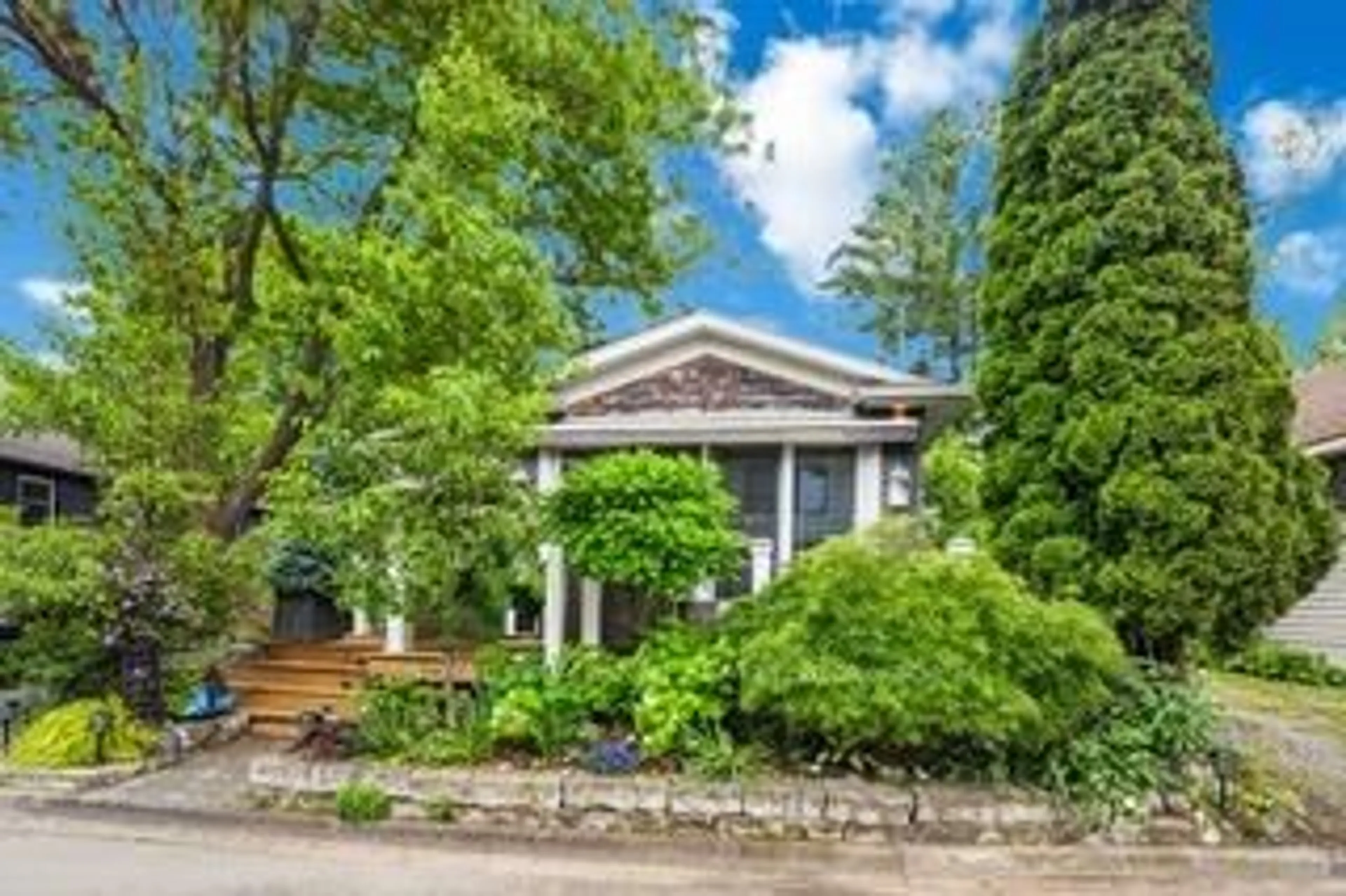 A pic from outside/outdoor area/front of a property/back of a property/a pic from drone, street for 11 Peel St, St. Catharines Ontario L2N 5A2