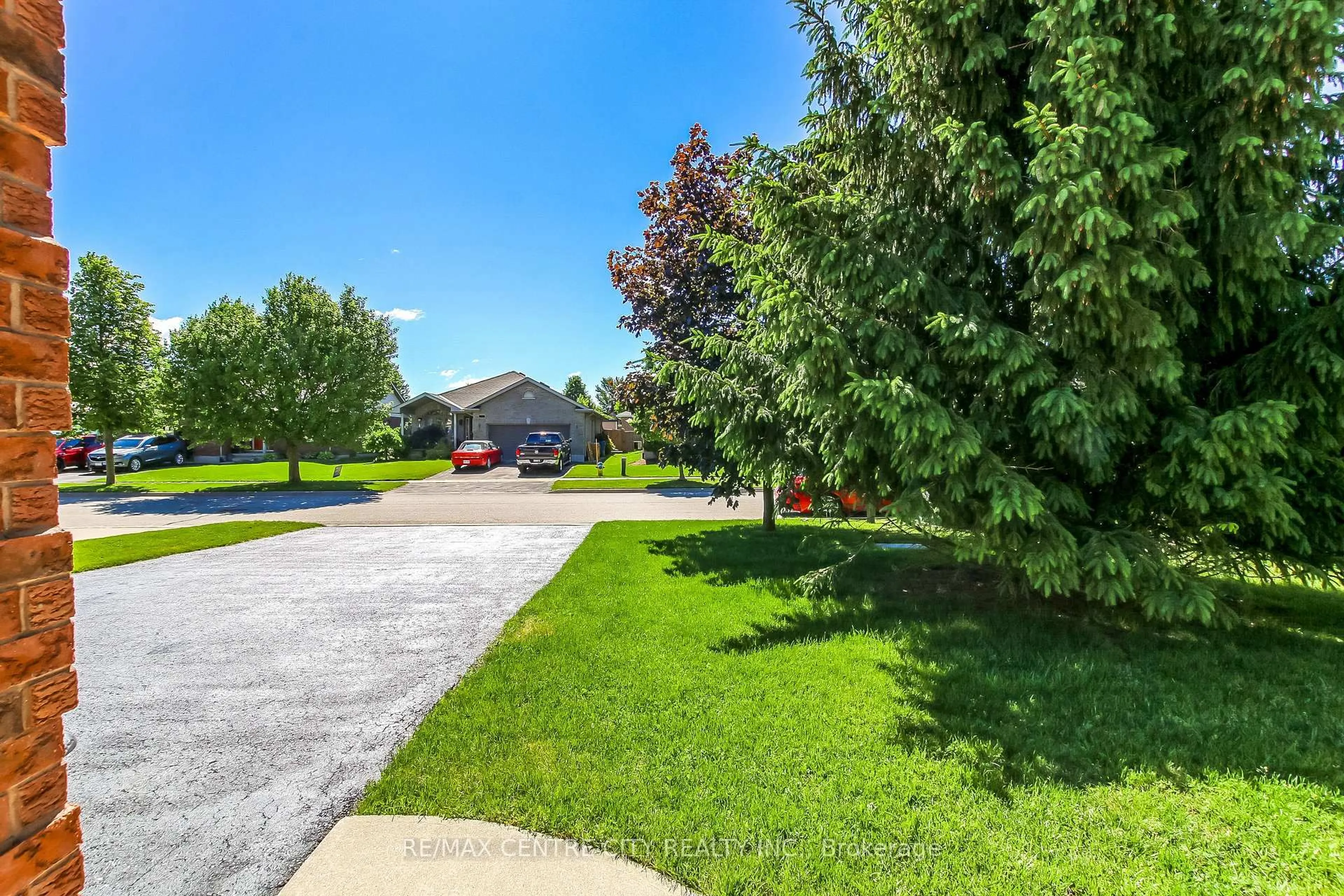 A pic from outside/outdoor area/front of a property/back of a property/a pic from drone, street for 34 Lightbourne Ave, Stratford Ontario N4Z 1J8