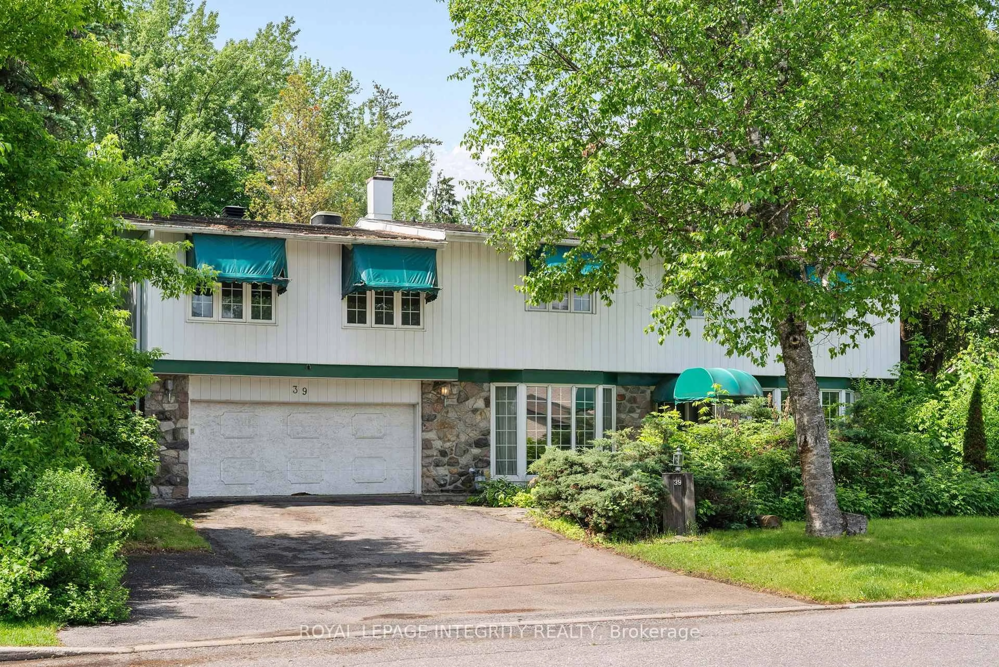 Home with vinyl exterior material, street for 39 Mohawk Cres, Ottawa Ontario K2H 7G7