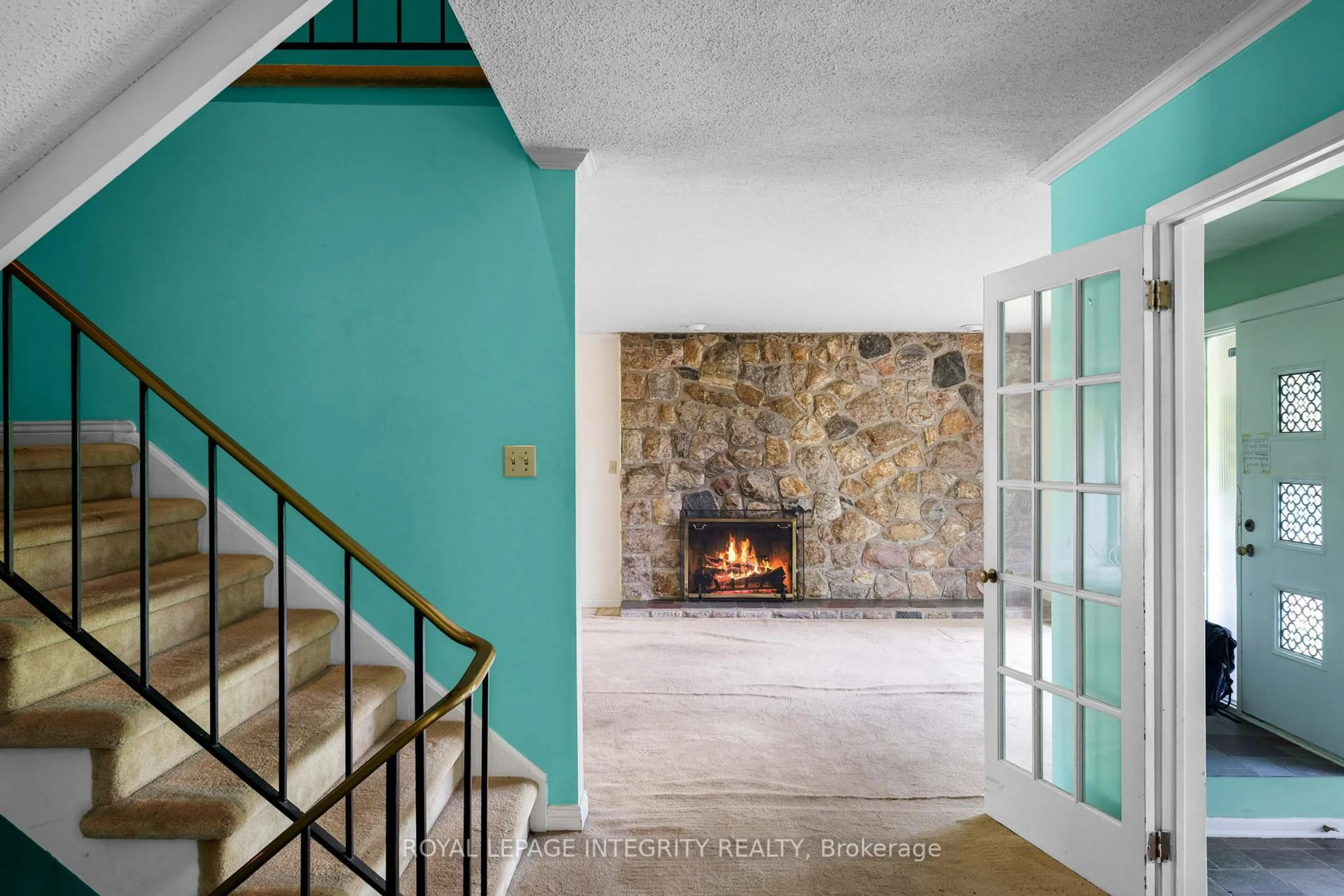 Indoor foyer for 39 Mohawk Cres, Ottawa Ontario K2H 7G7