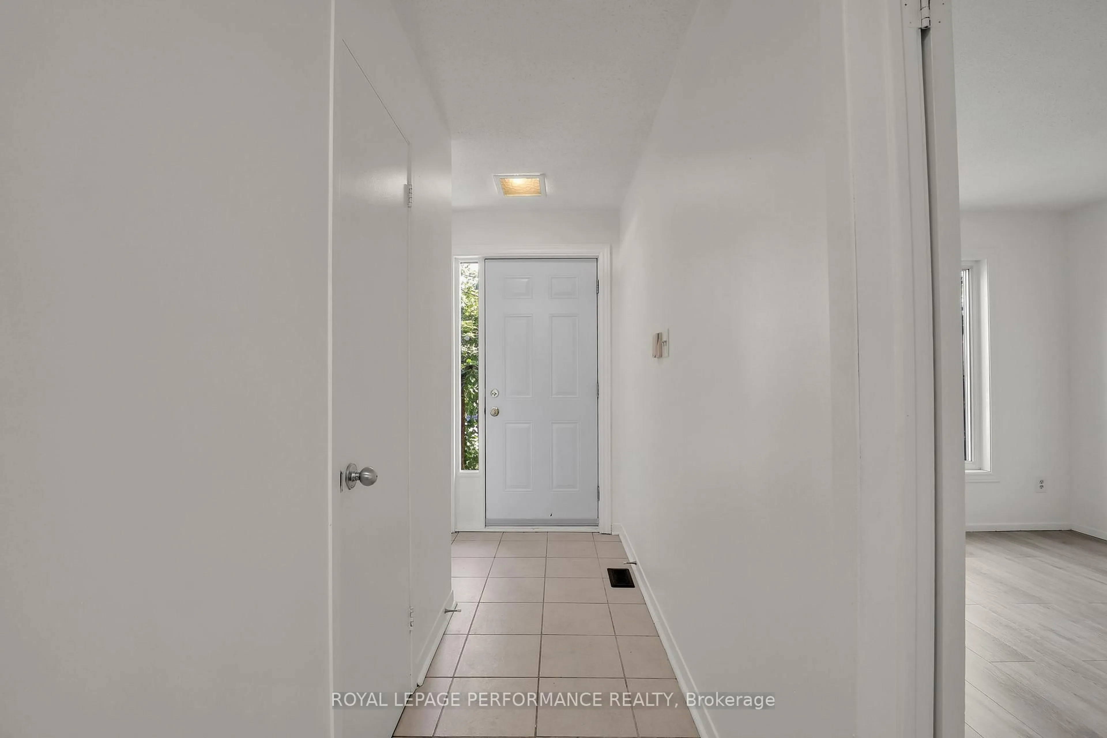 Indoor entryway for 3342 Southgate Rd #10, Ottawa Ontario K1V 9P8