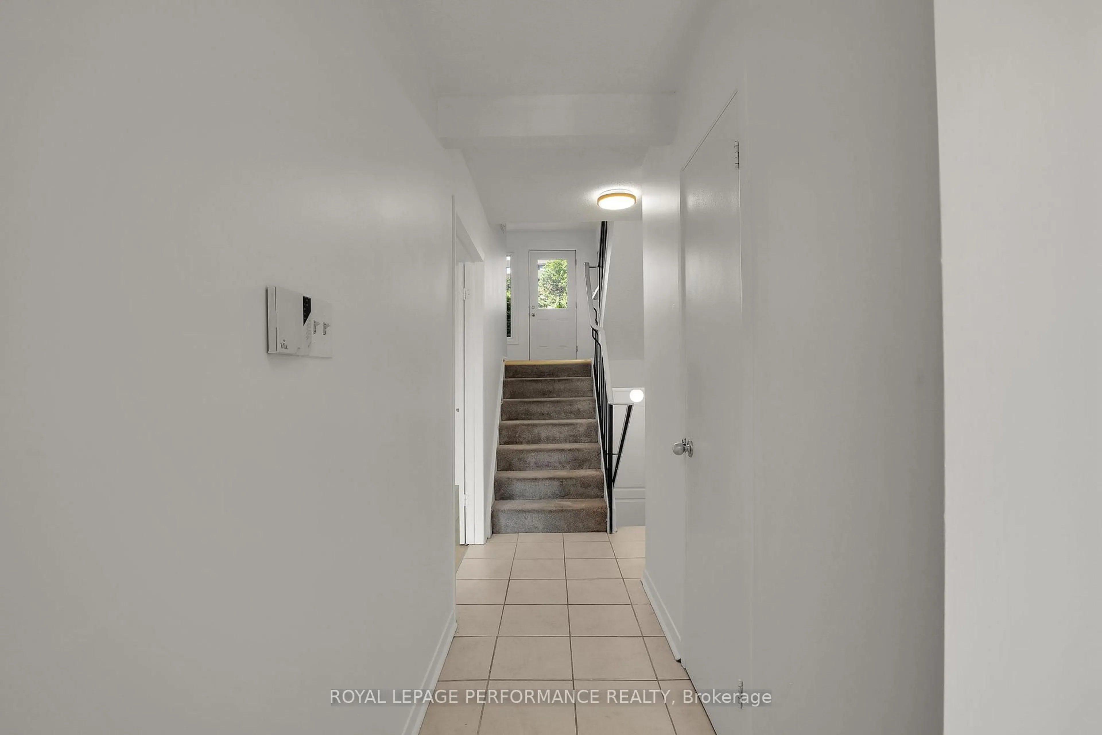 Indoor foyer for 3342 Southgate Rd #10, Ottawa Ontario K1V 9P8