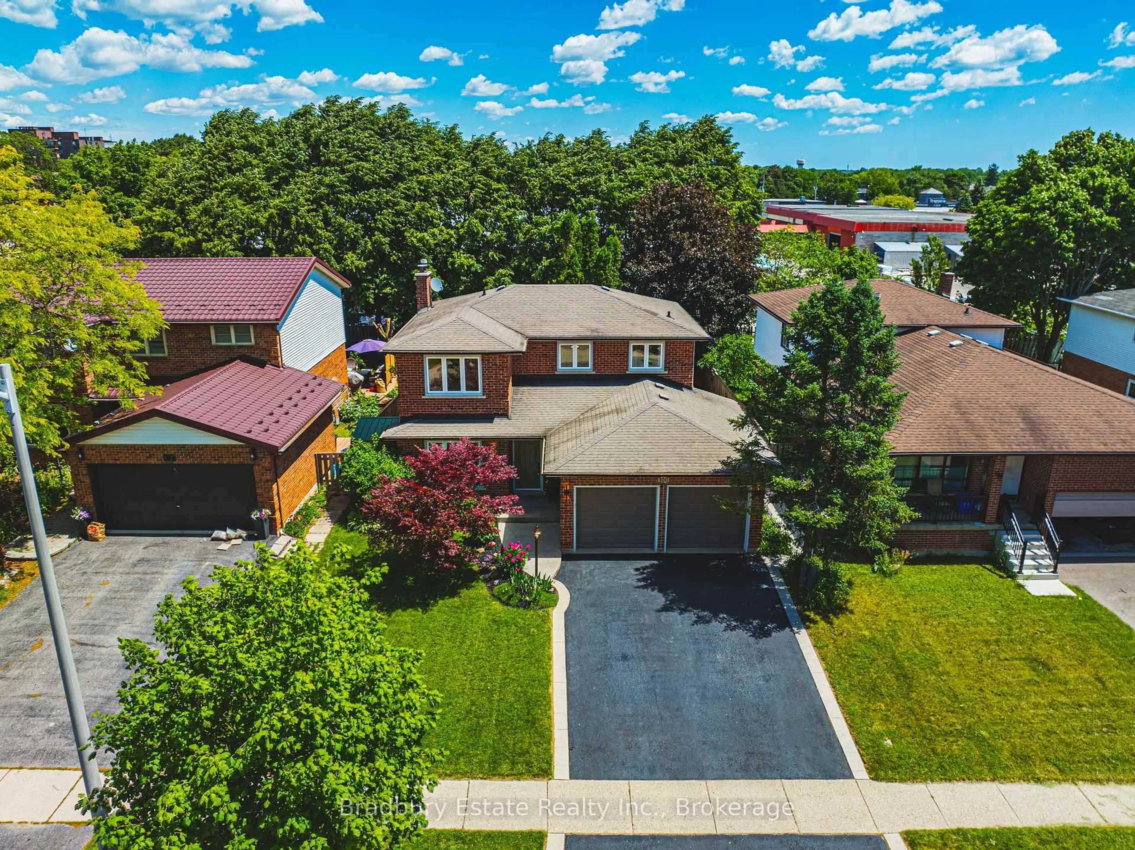 A pic from outside/outdoor area/front of a property/back of a property/a pic from drone, street for 100 Chudleigh St, Hamilton Ontario L0K 2H6