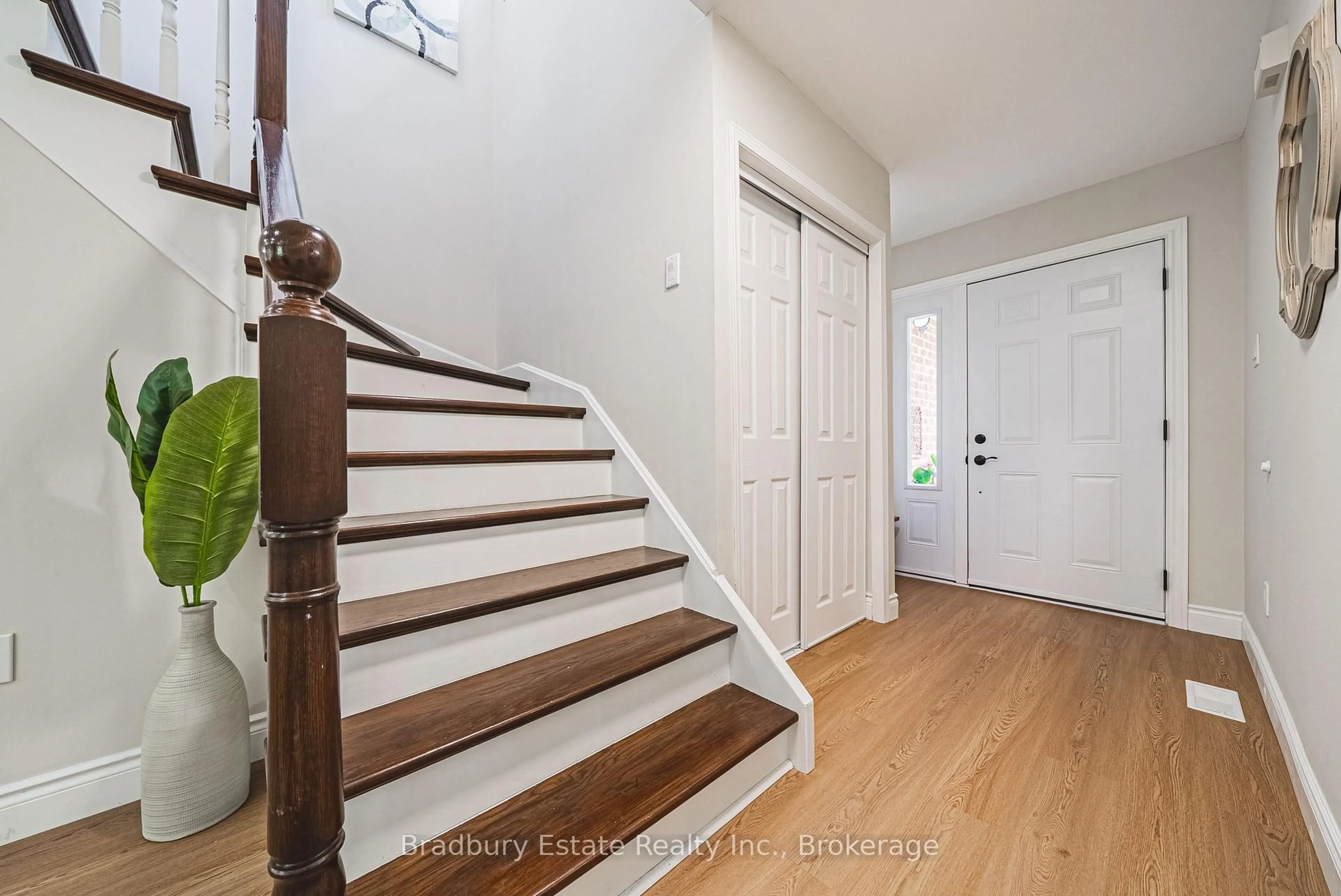 Indoor entryway for 100 Chudleigh St, Hamilton Ontario L0K 2H6