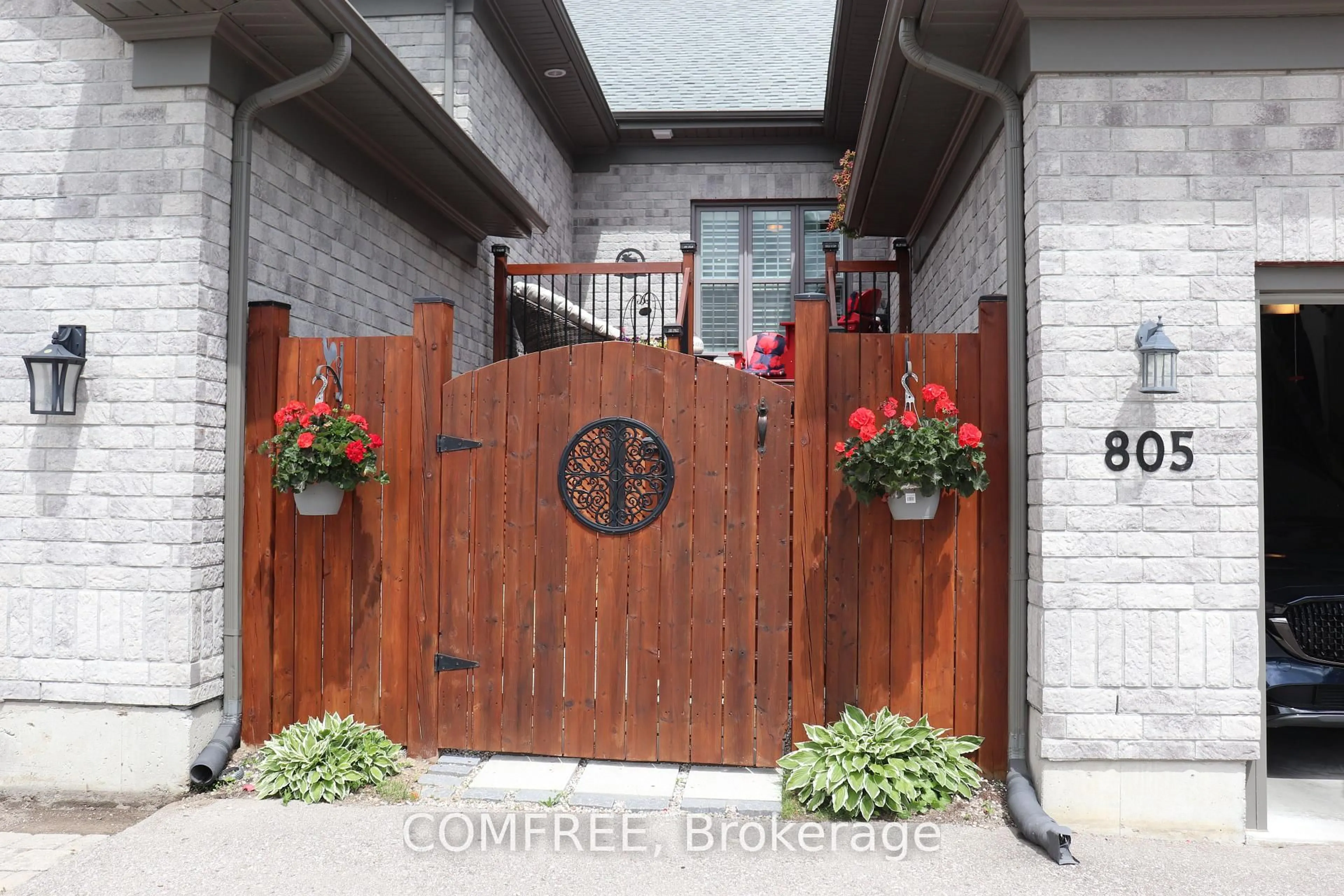Indoor entryway for 805 Lees Ave, Cobourg Ontario K9A 0G4