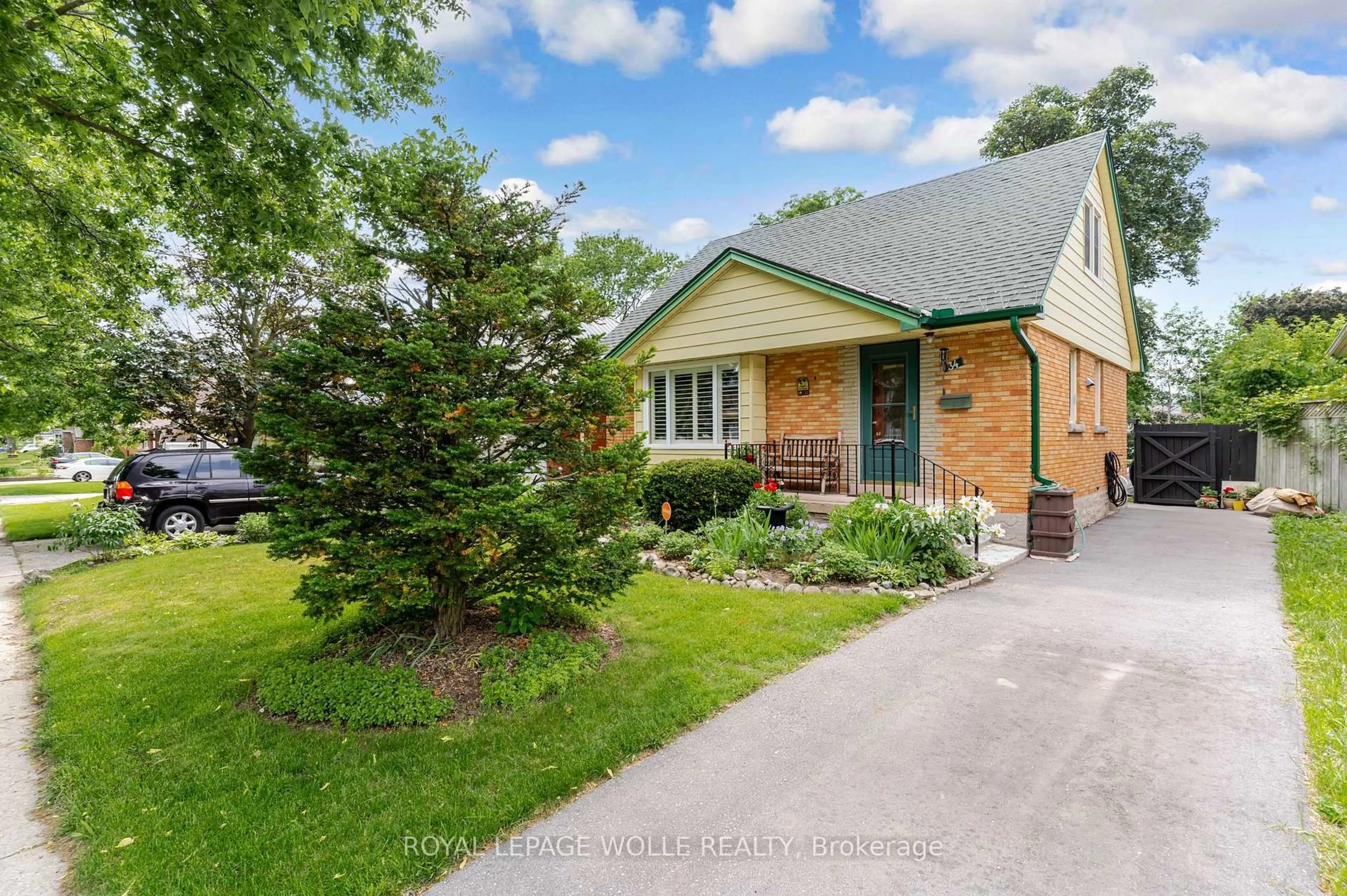 Home with brick exterior material, street for 34 6 Ave, Kitchener Ontario N2C 1R1