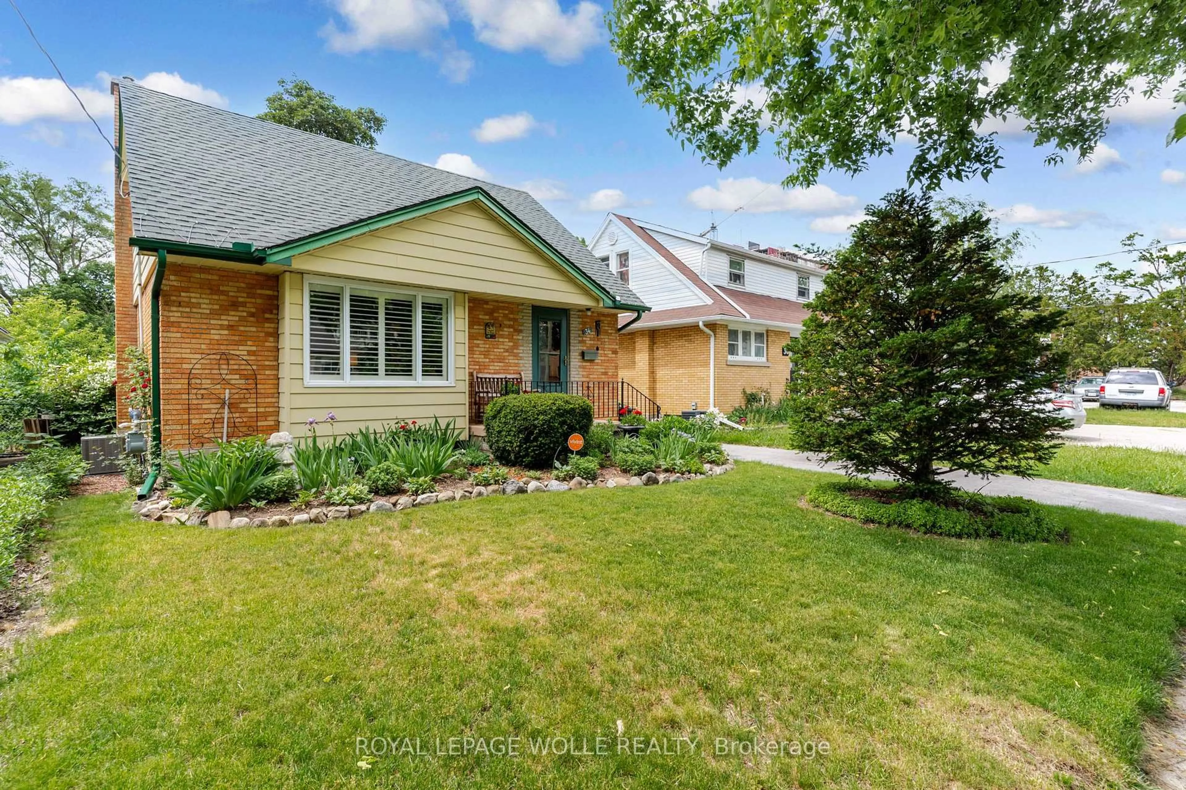 Home with brick exterior material, street for 34 6 Ave, Kitchener Ontario N2C 1R1