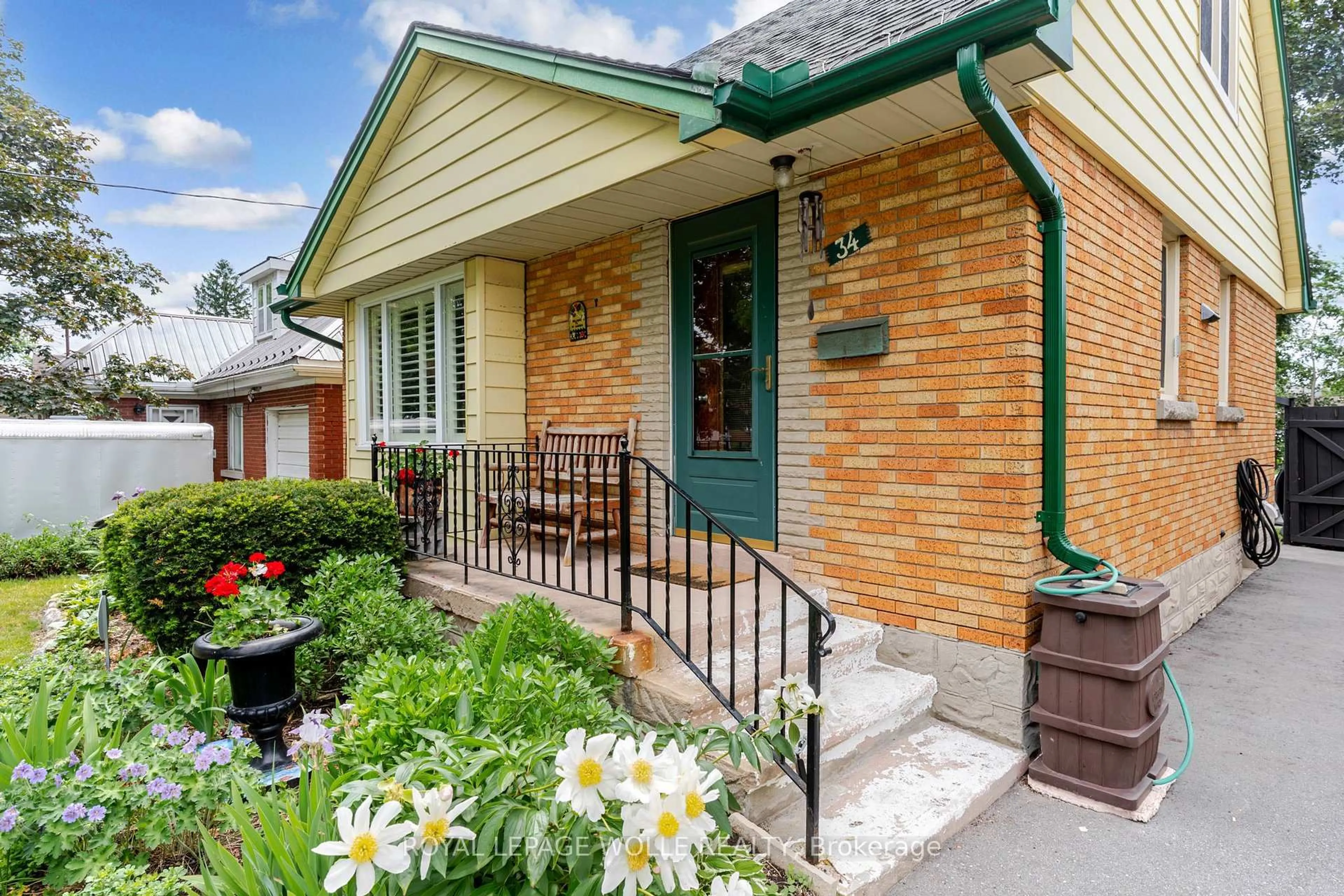 Home with brick exterior material, street for 34 6 Ave, Kitchener Ontario N2C 1R1