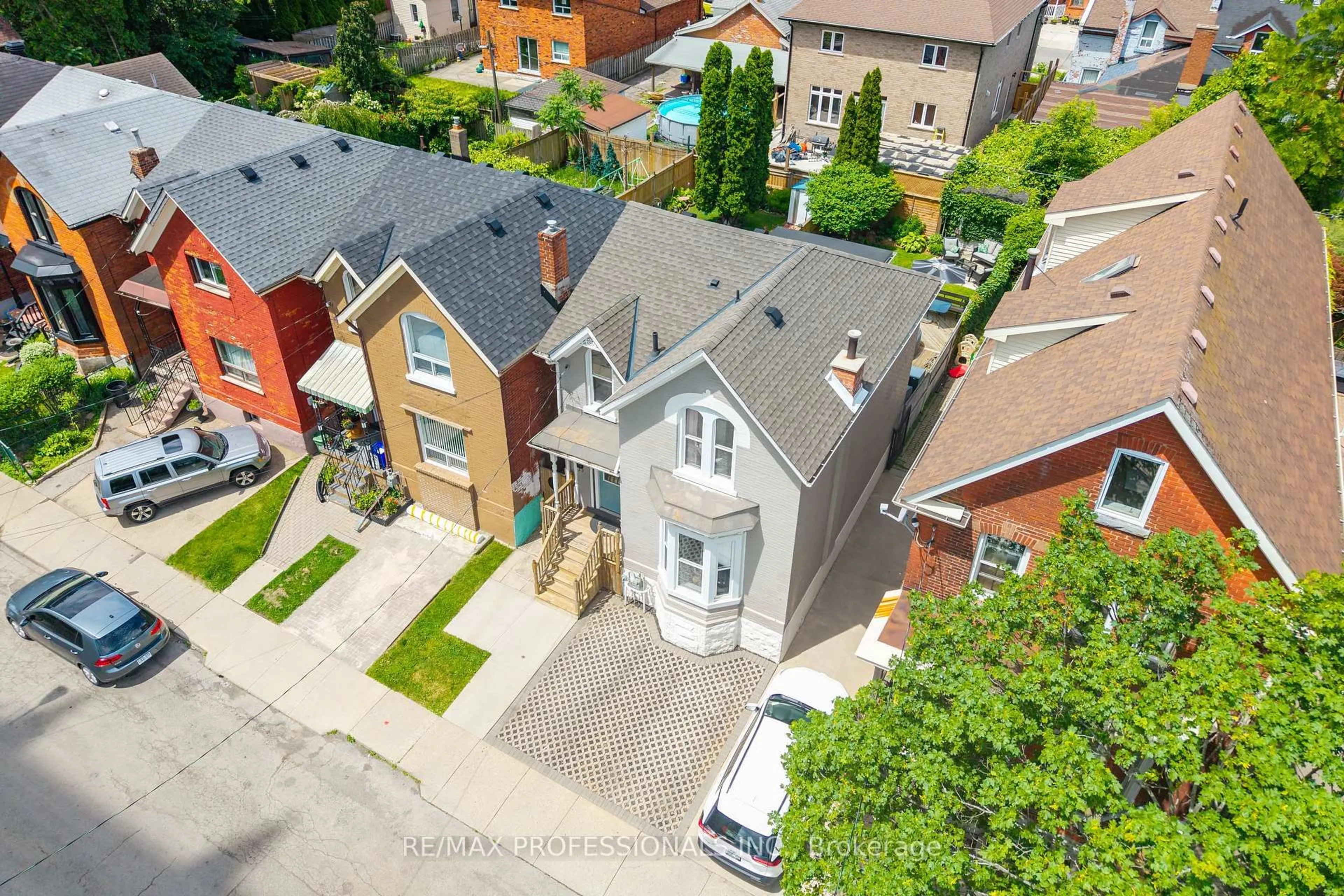 A pic from outside/outdoor area/front of a property/back of a property/a pic from drone, street for 43 Oxford St, Hamilton Ontario L8R 2W9