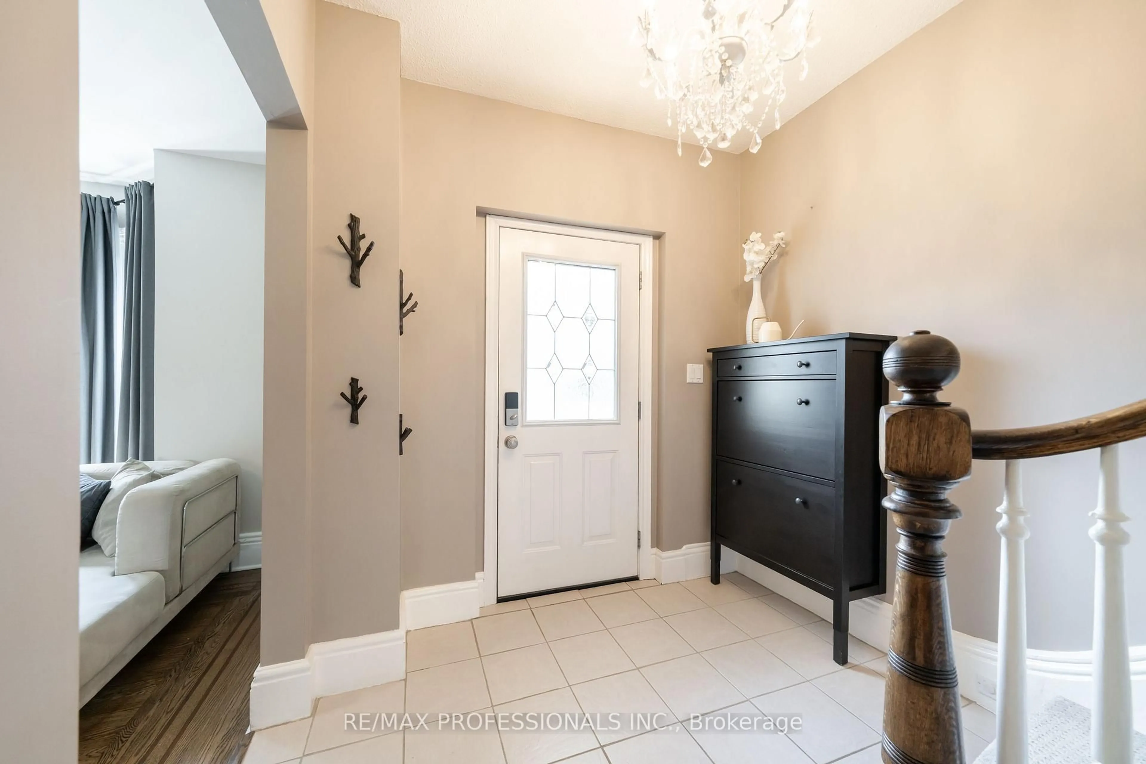 Indoor entryway for 43 Oxford St, Hamilton Ontario L8R 2W9