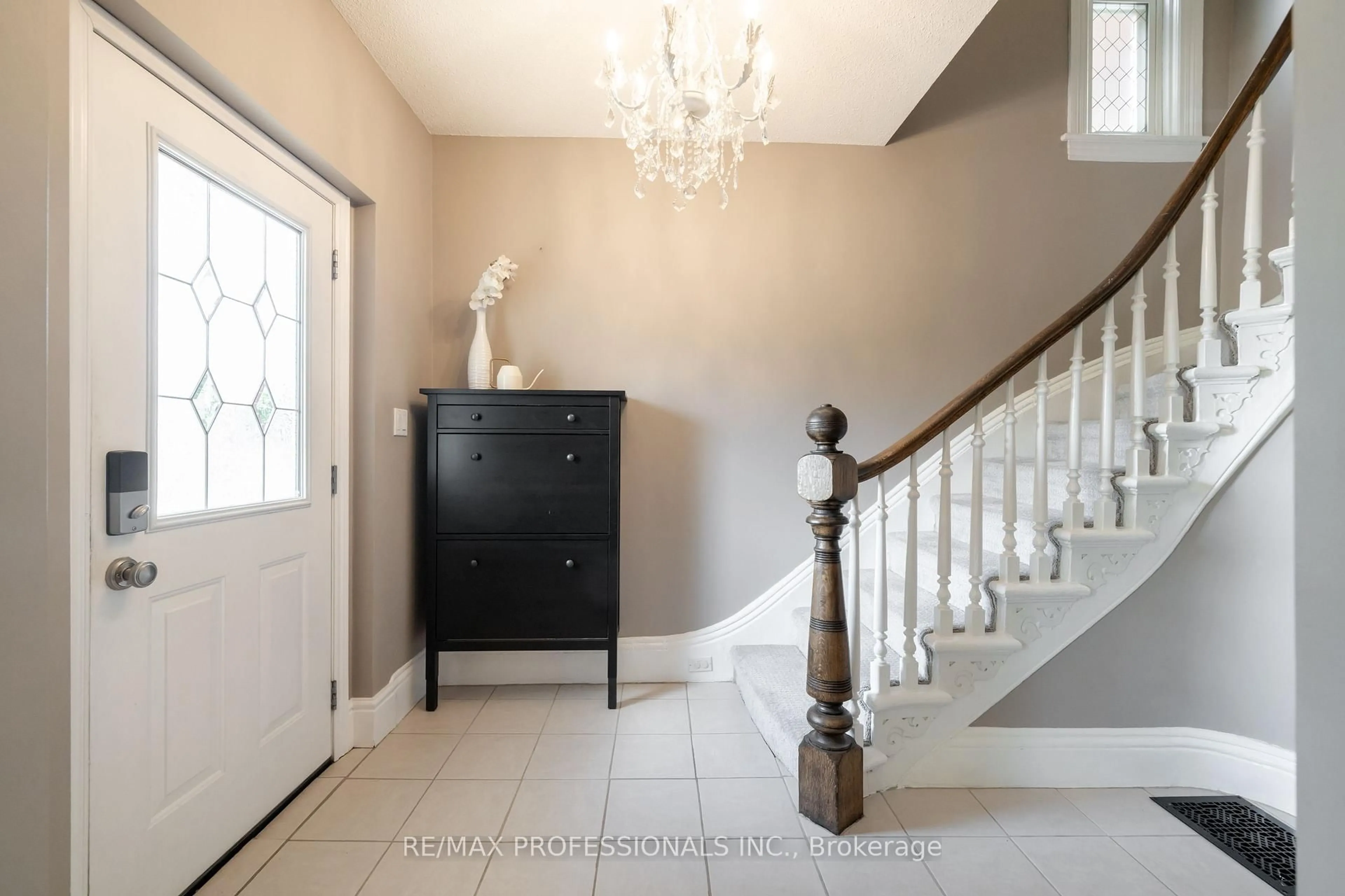 Indoor entryway for 43 Oxford St, Hamilton Ontario L8R 2W9