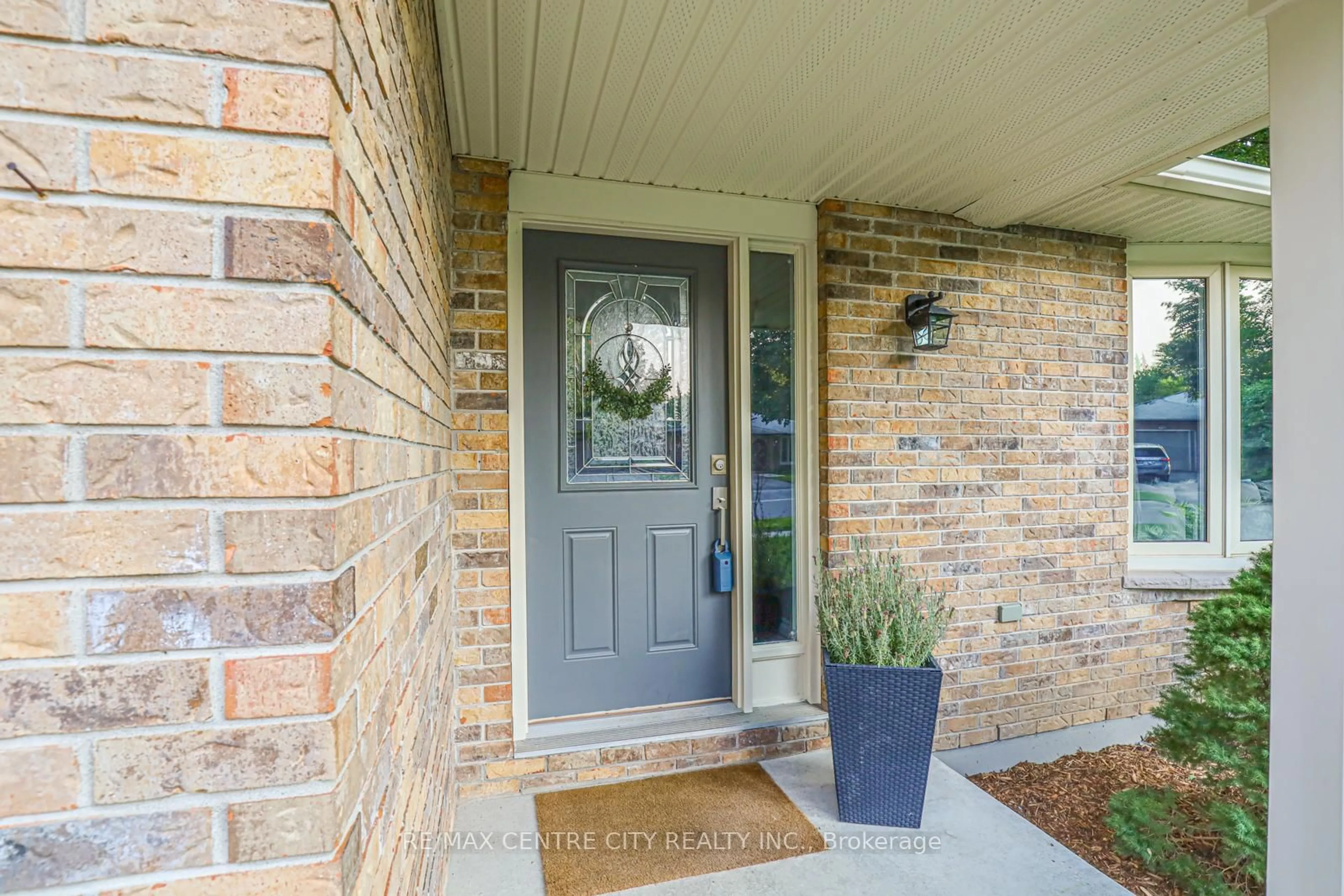 Indoor entryway for 301 Blackacres Blvd, London North Ontario N6G 2T9