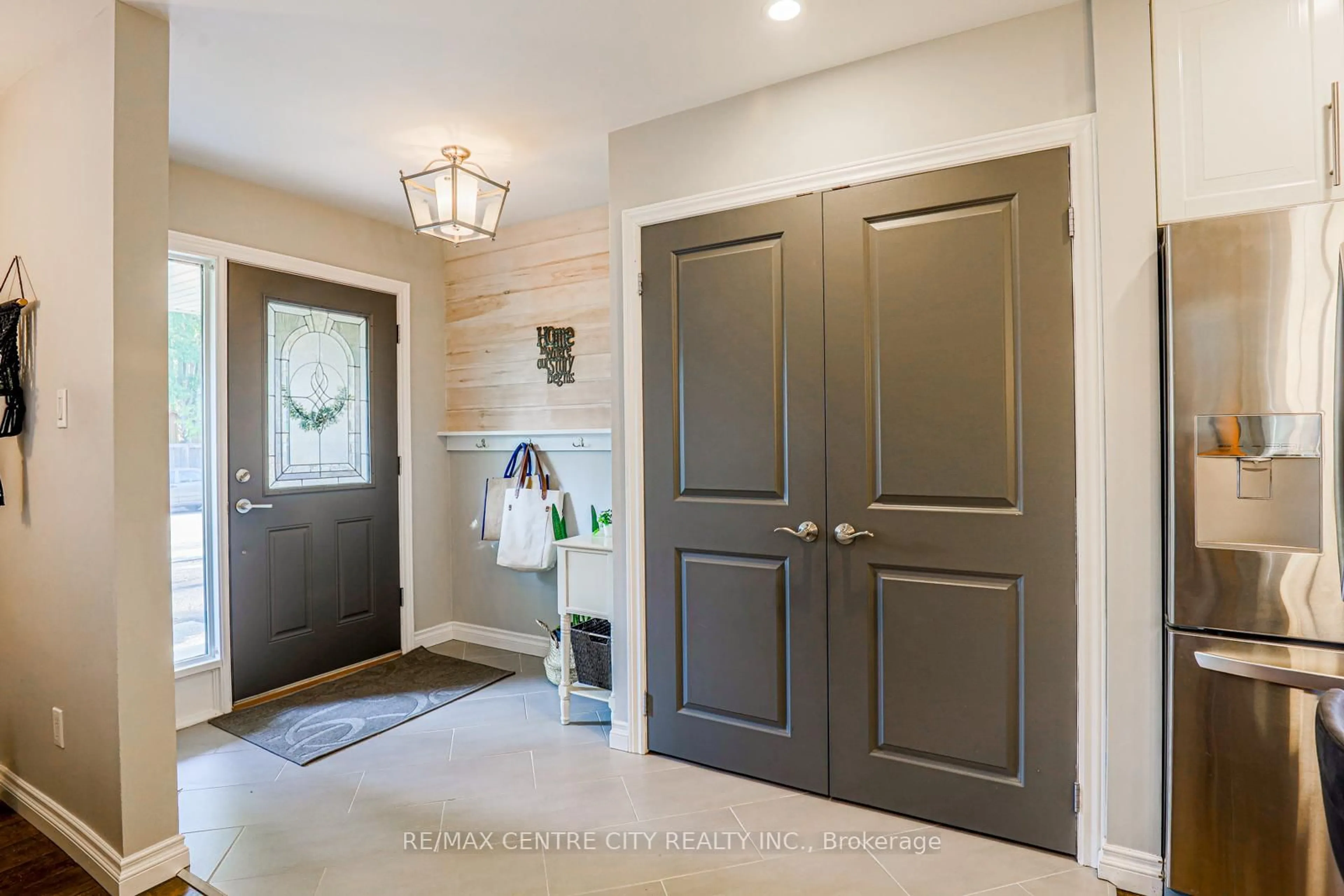 Indoor entryway for 301 Blackacres Blvd, London North Ontario N6G 2T9