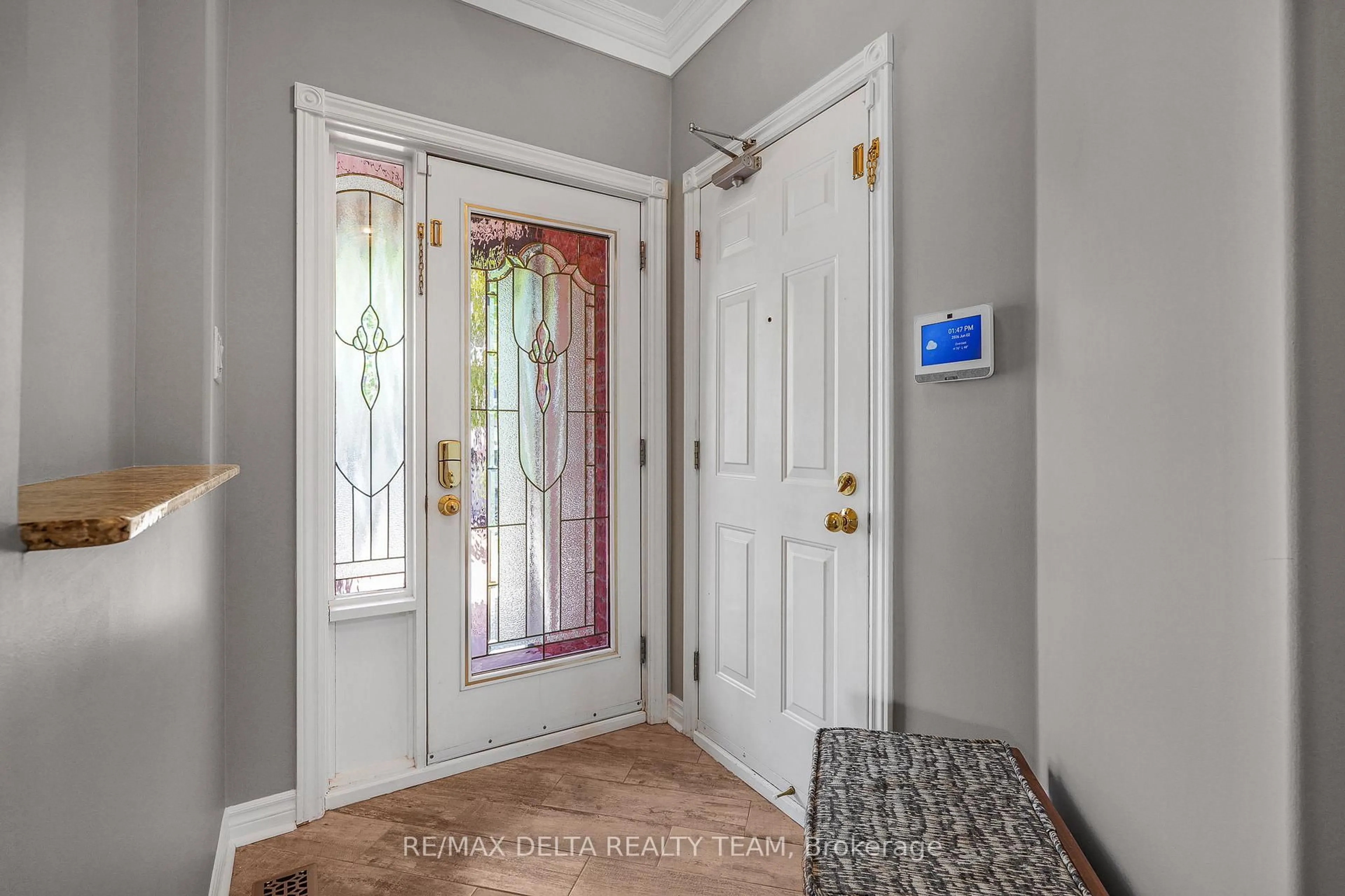 Indoor entryway for 2040 Sunland Dr, Orleans Ontario K4A 3K8