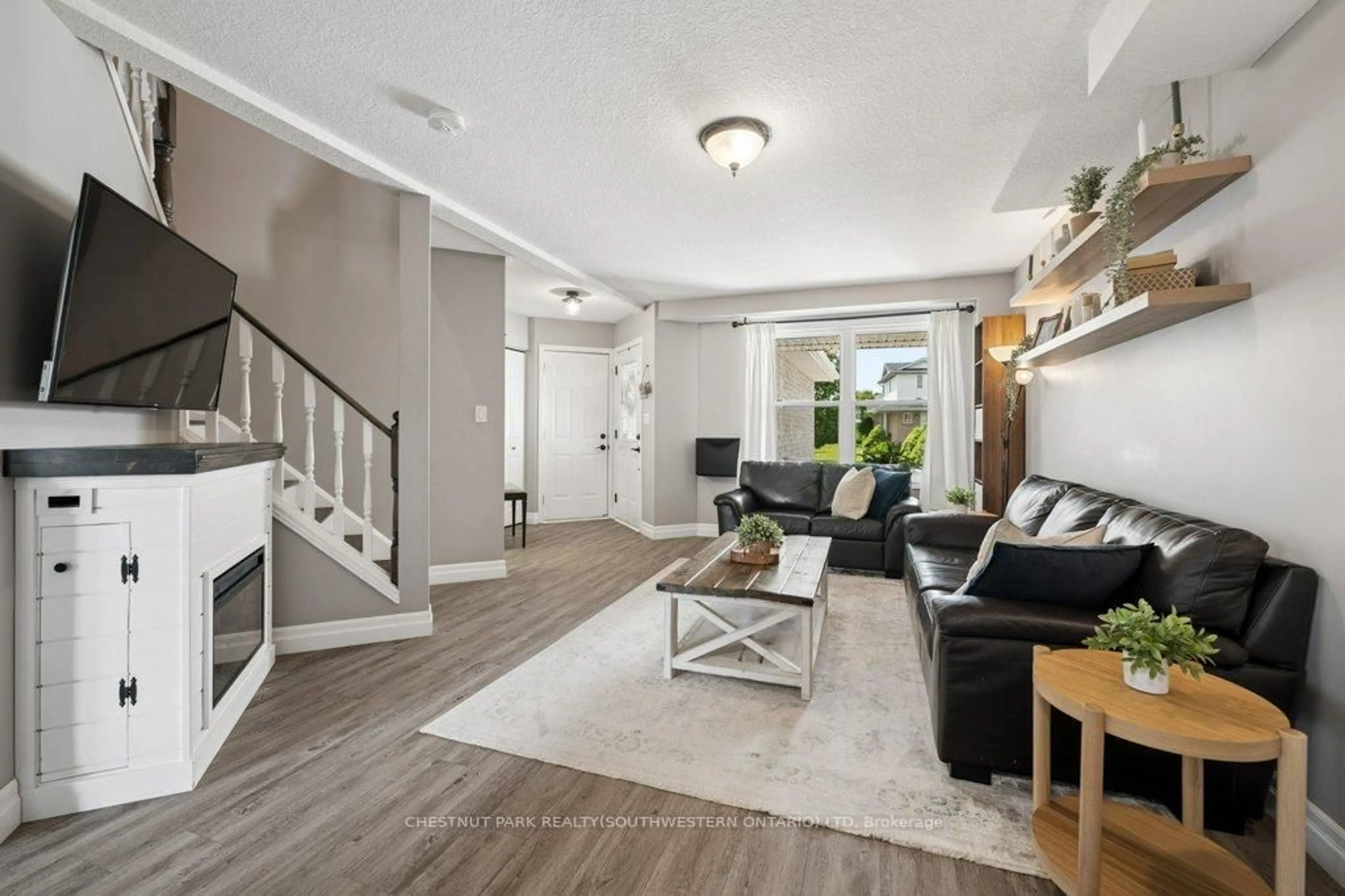 Living room with furniture, unknown for 16 White Sands Crt, Kitchener Ontario N2E 3S4