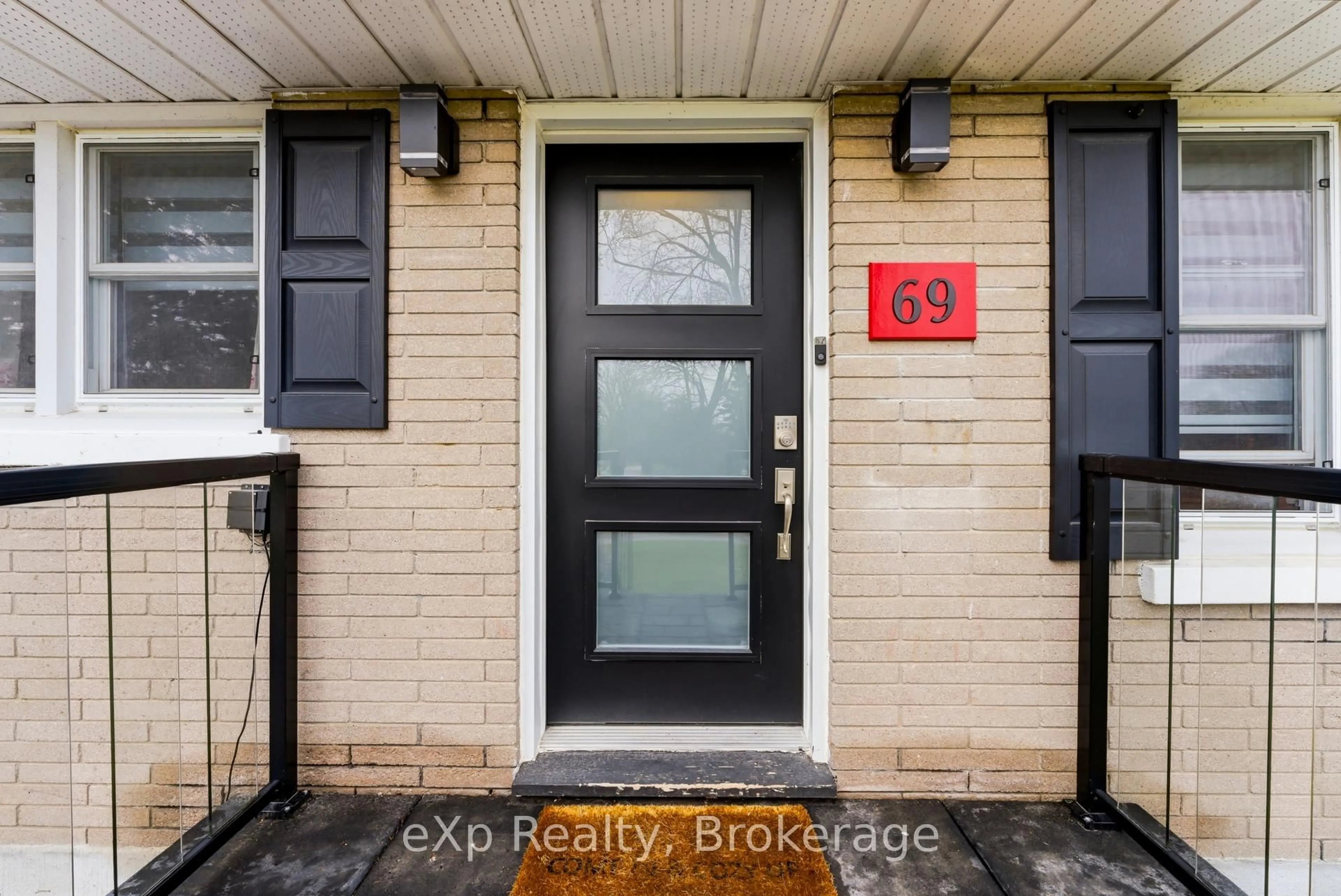 Indoor entryway for 69 First Ave, Quinte West Ontario K8V 4C2