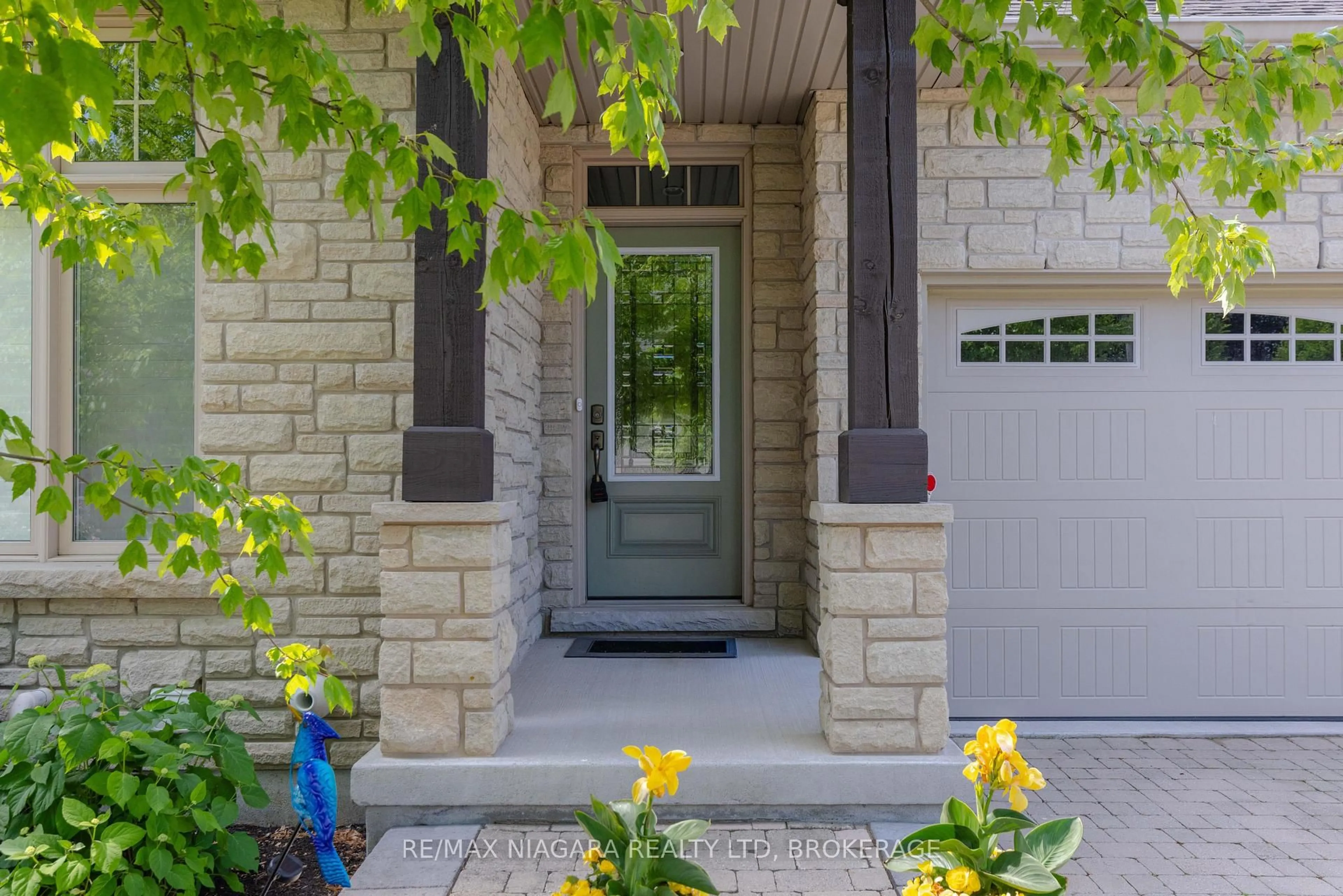 Indoor entryway for 19 Crimson Dr, Niagara-on-the-Lake Ontario L0S 1J1