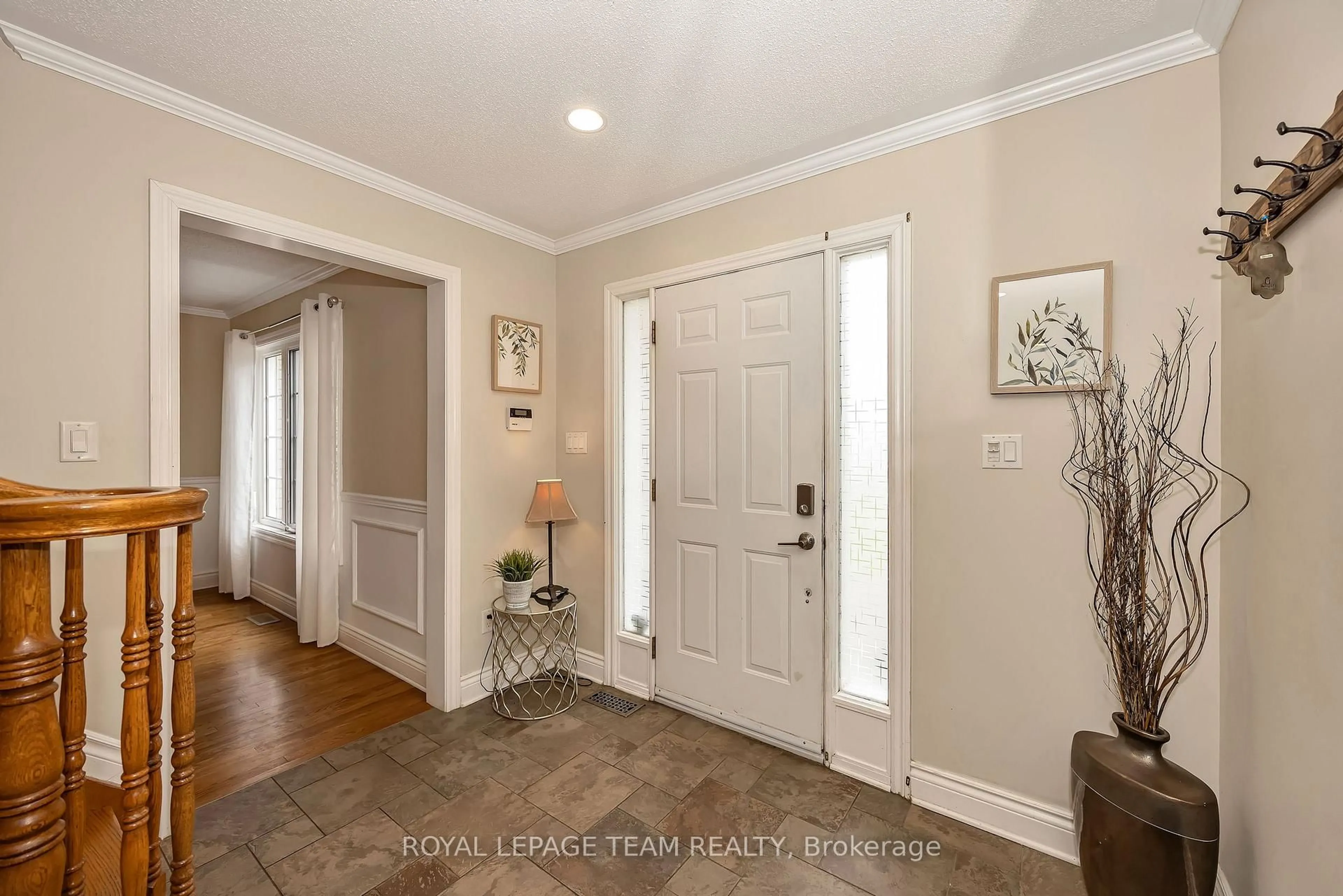 Indoor entryway for 7067 Donwel Dr, Greely Ontario K4P 1M7