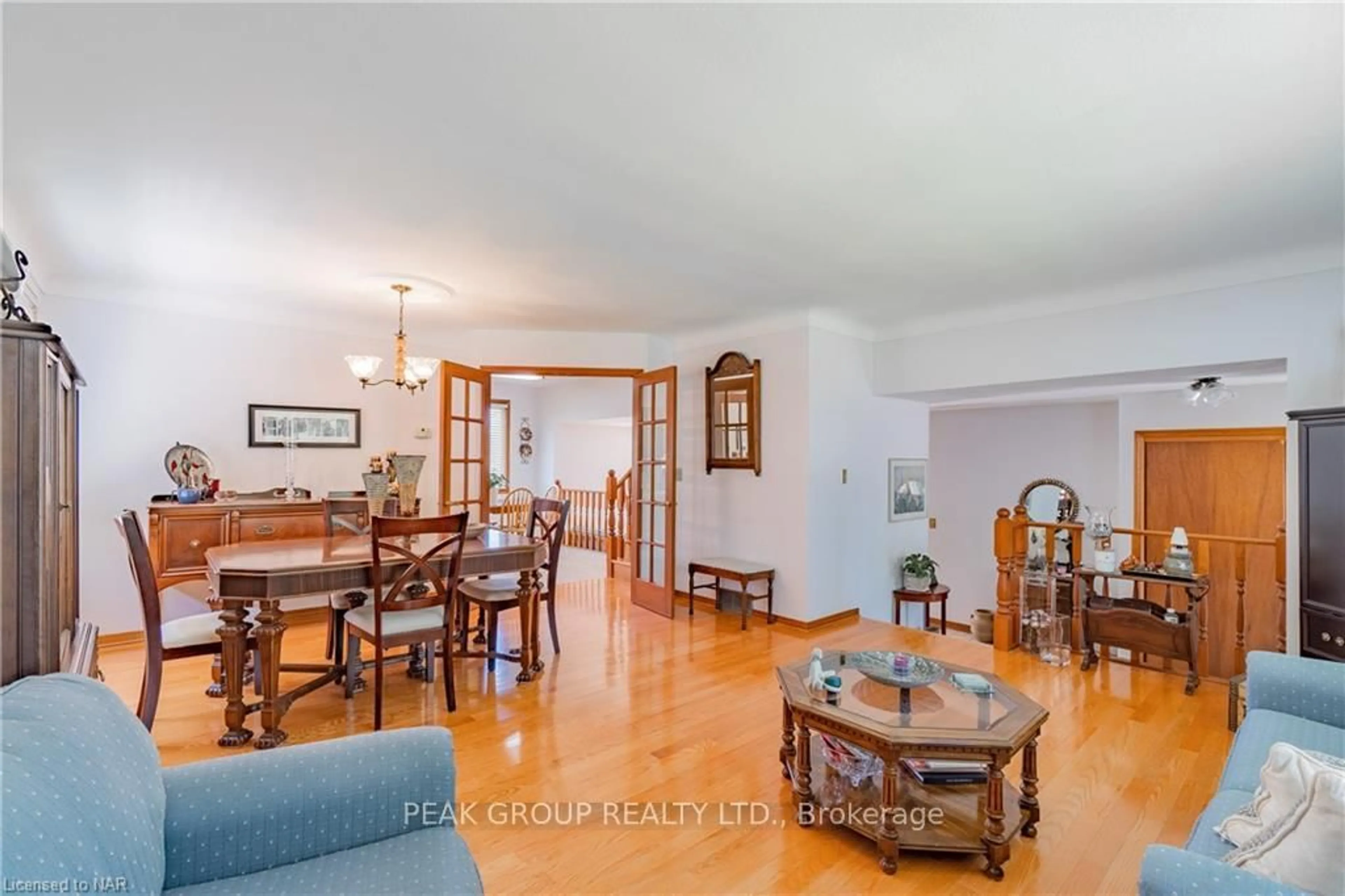 Dining room, wood/laminate floor for 7180 Freeman St, Niagara Falls Ontario L2E 5V7