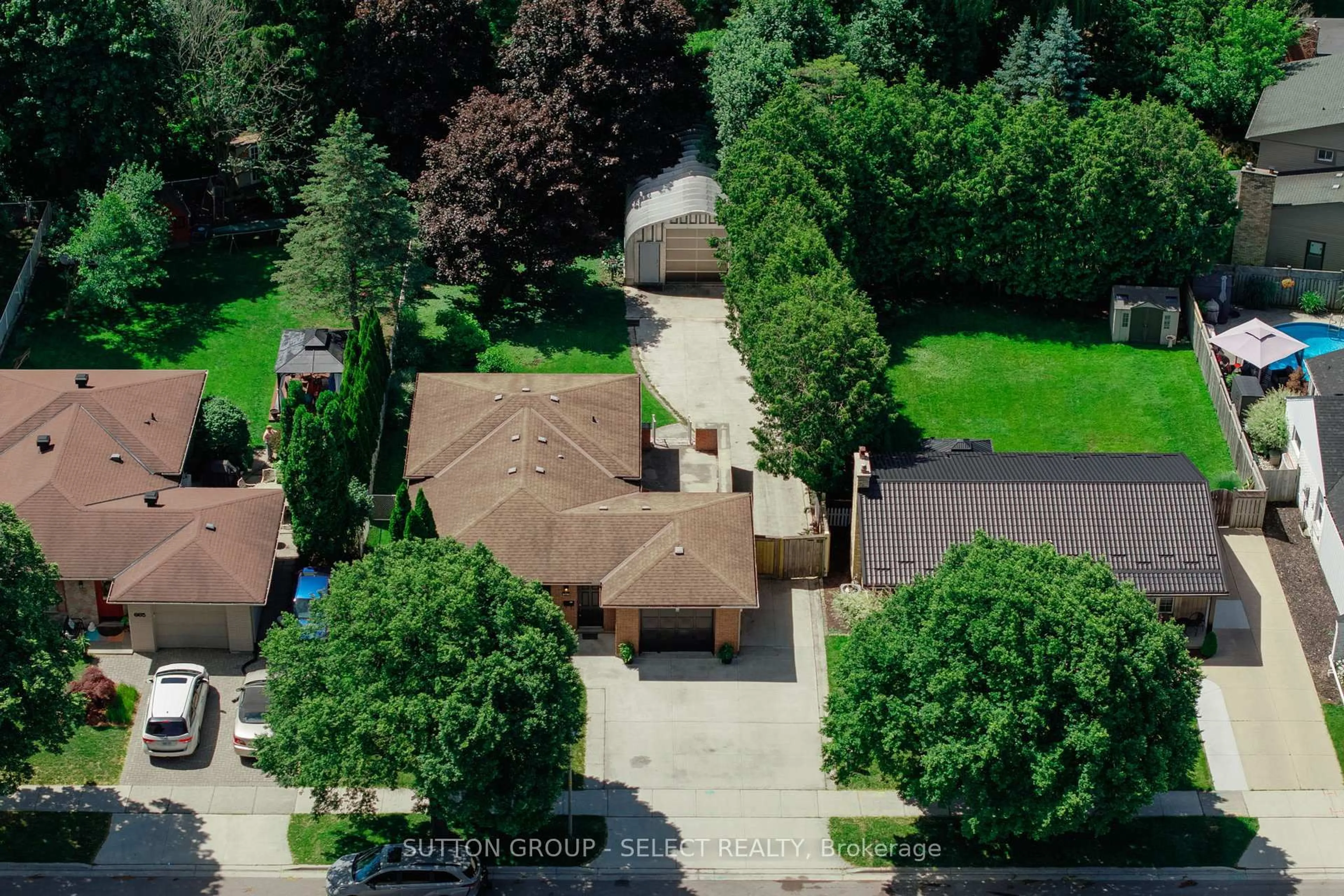 A pic from outside/outdoor area/front of a property/back of a property/a pic from drone, street for 661 Grenfell Dr, London North Ontario N5X 2C4
