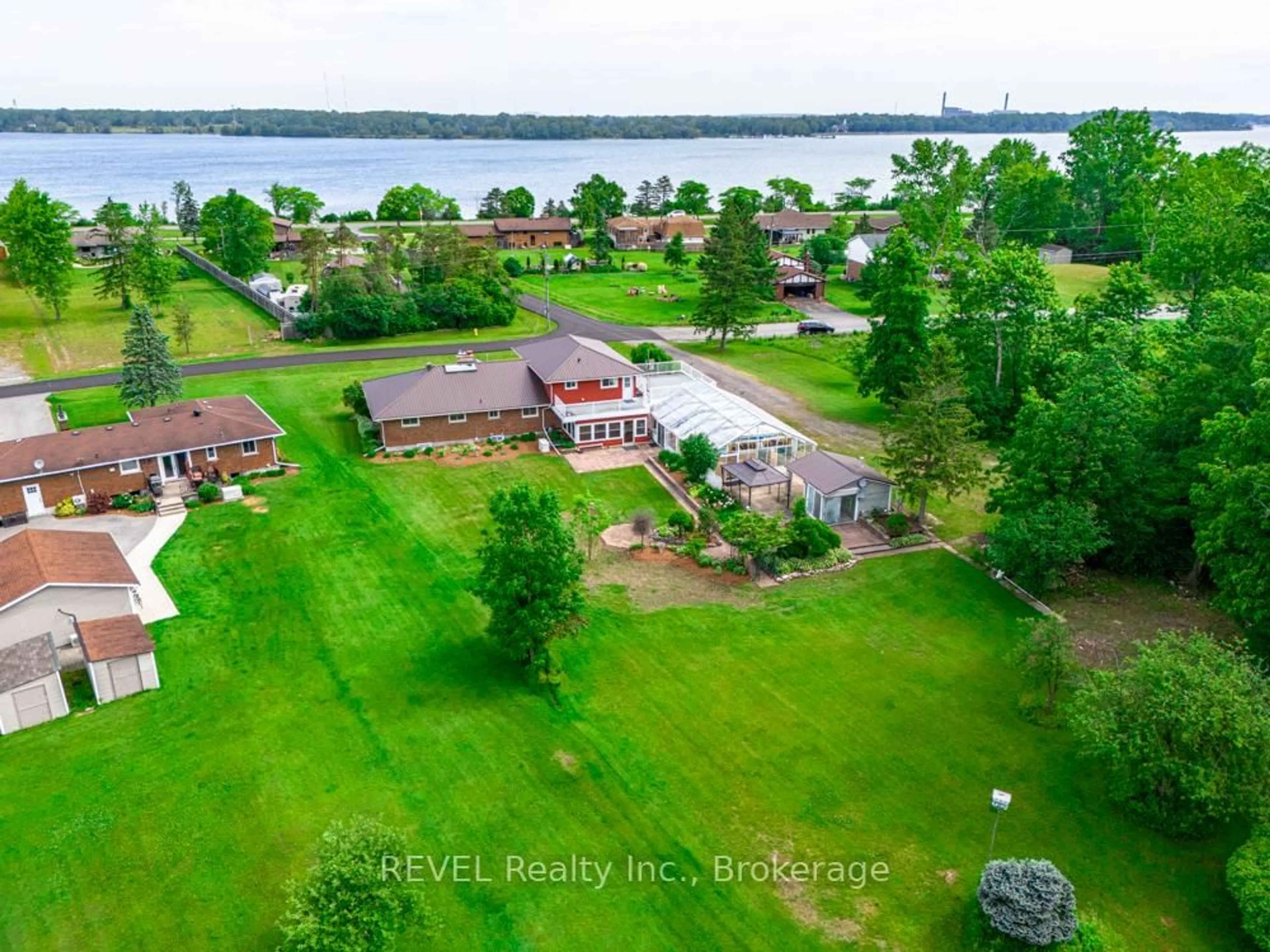 A pic from outside/outdoor area/front of a property/back of a property/a pic from drone, water/lake/river/ocean view for 2229 Houck Cres, Fort Erie Ontario L2A 5M4