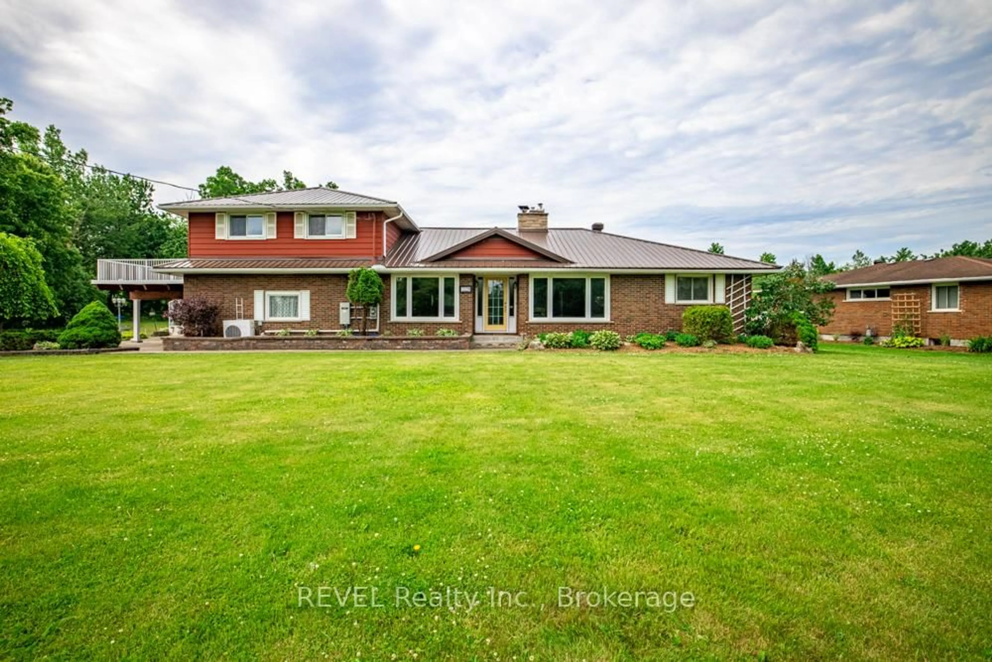 A pic from outside/outdoor area/front of a property/back of a property/a pic from drone, water/lake/river/ocean view for 2229 Houck Cres, Fort Erie Ontario L2A 5M4