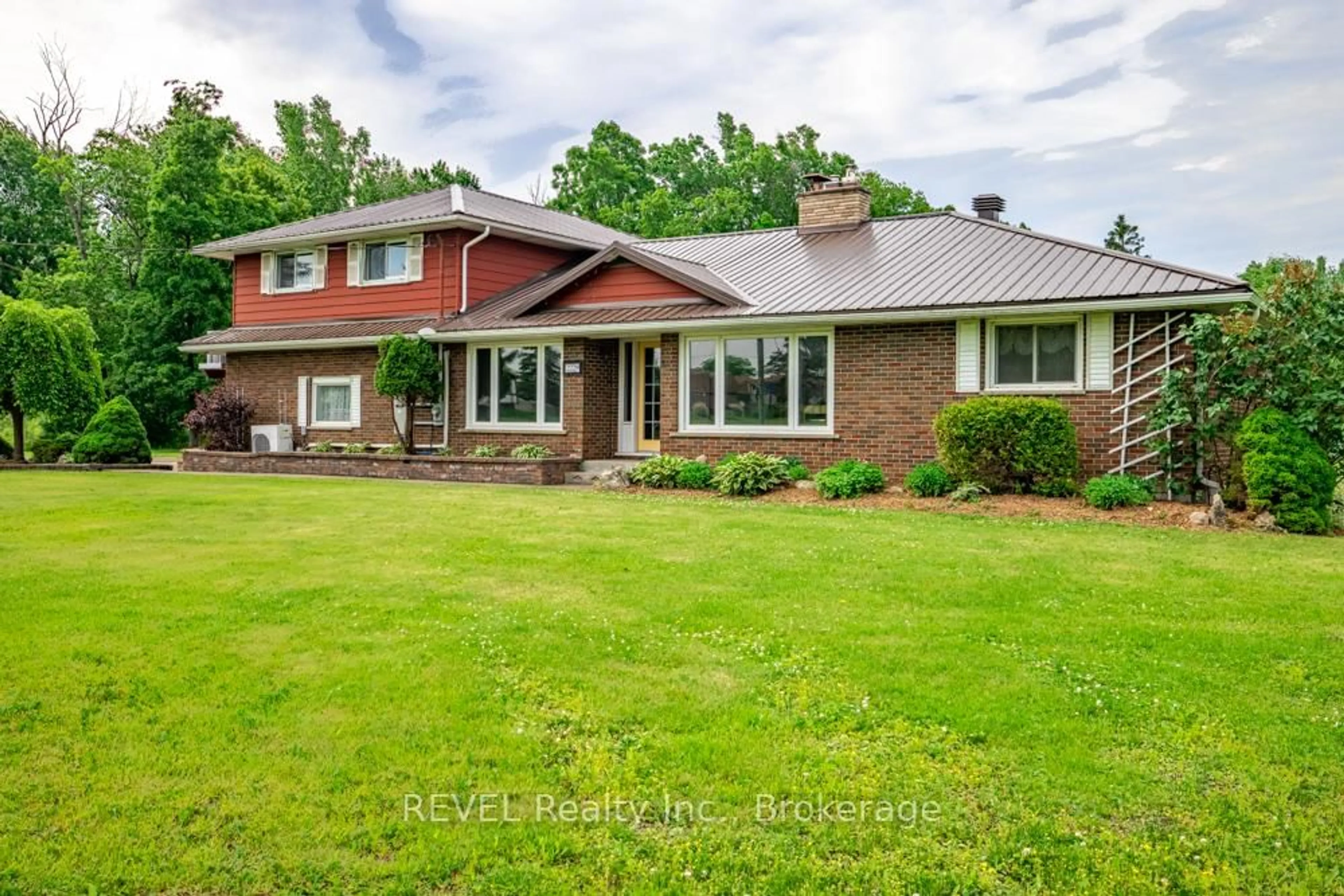 A pic from outside/outdoor area/front of a property/back of a property/a pic from drone, unknown for 2229 Houck Cres, Fort Erie Ontario L2A 5M4