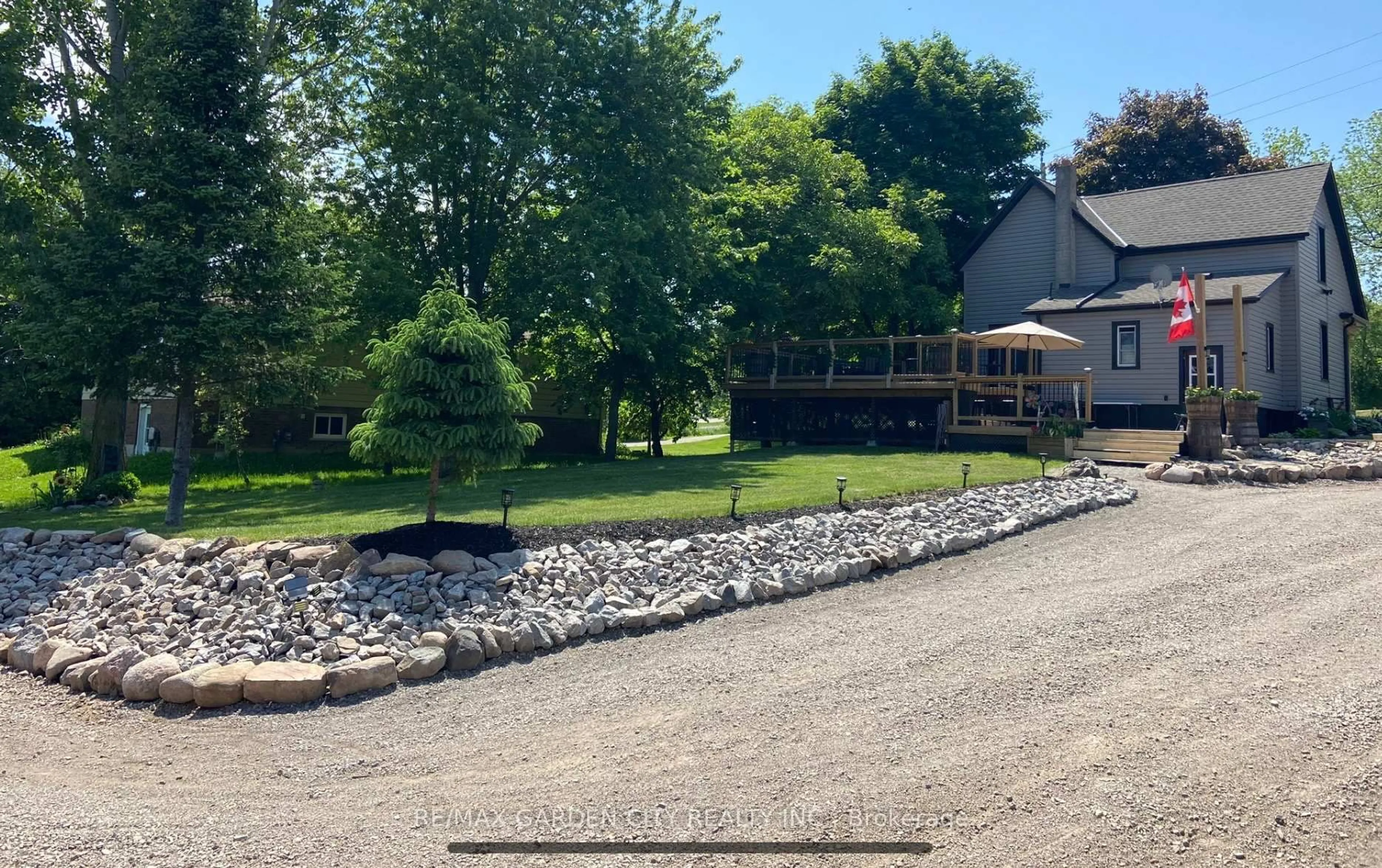 A pic from outside/outdoor area/front of a property/back of a property/a pic from drone, water/lake/river/ocean view for 3745 King St, Lincoln Ontario L0R 2C0