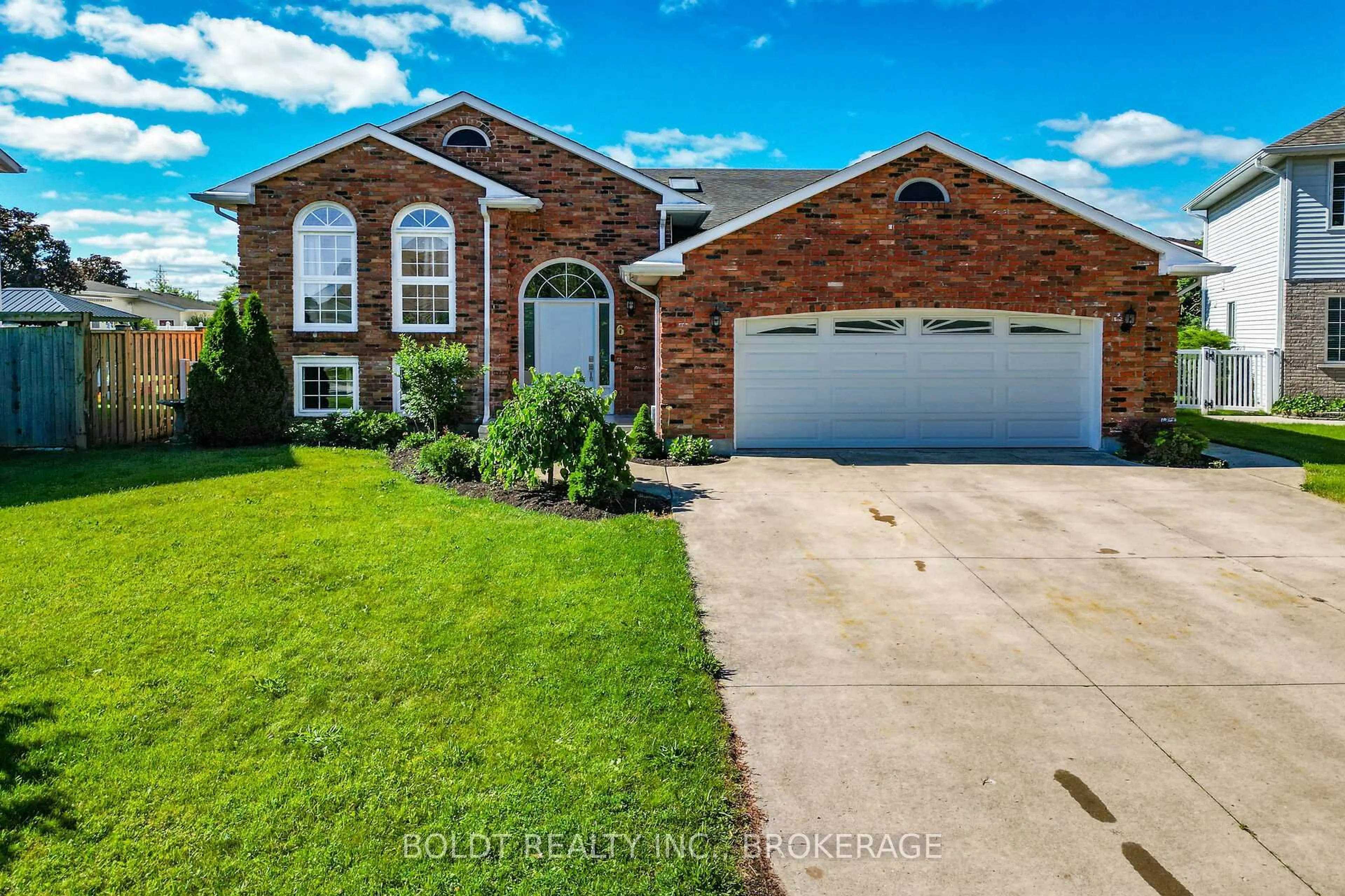 Home with brick exterior material, water/lake/river/ocean view for 6 Cedar Crt, St. Catharines Ontario L2S 3V1