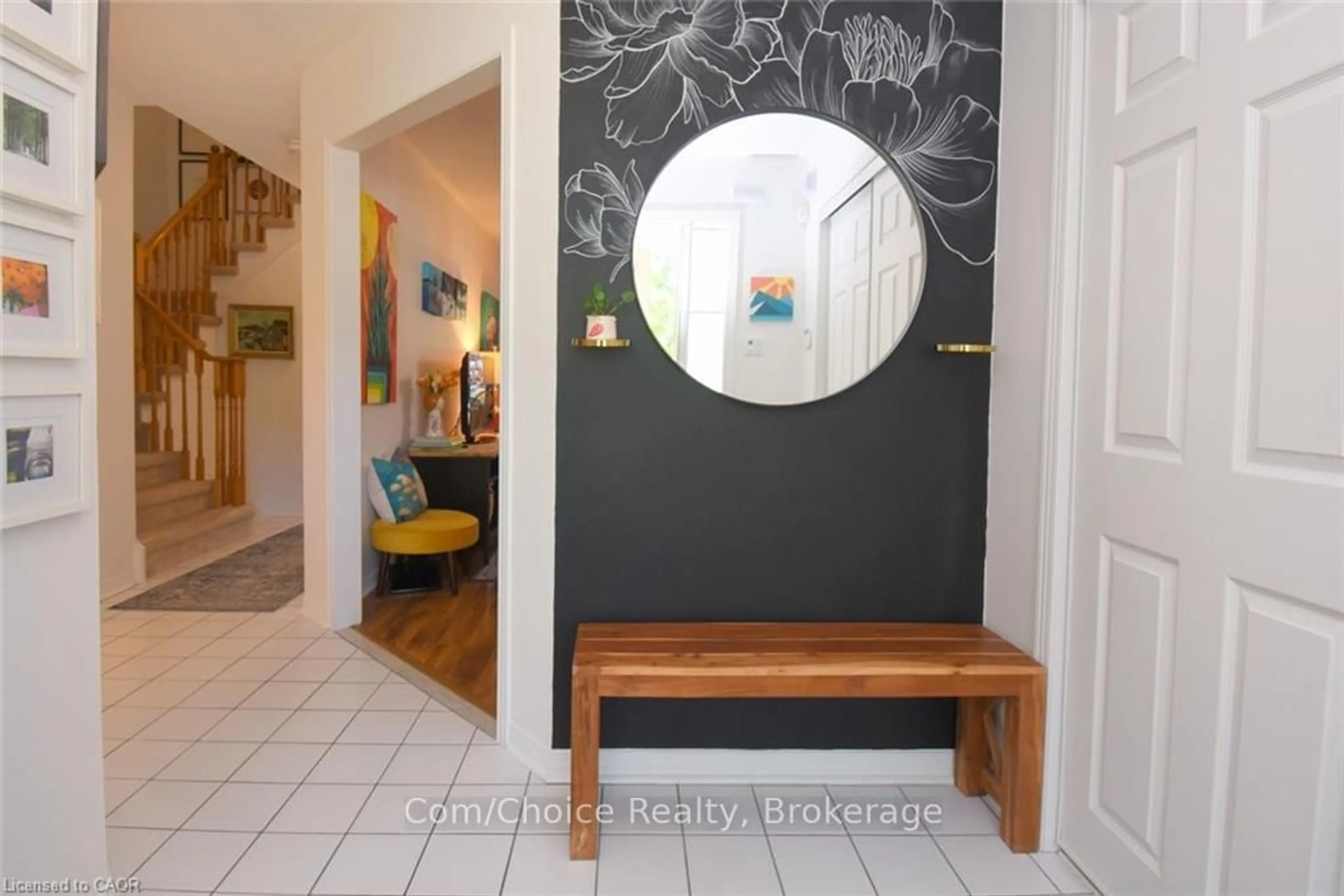 Indoor entryway for 27 Harnesworth Cres, Hamilton Ontario L0R 2H6