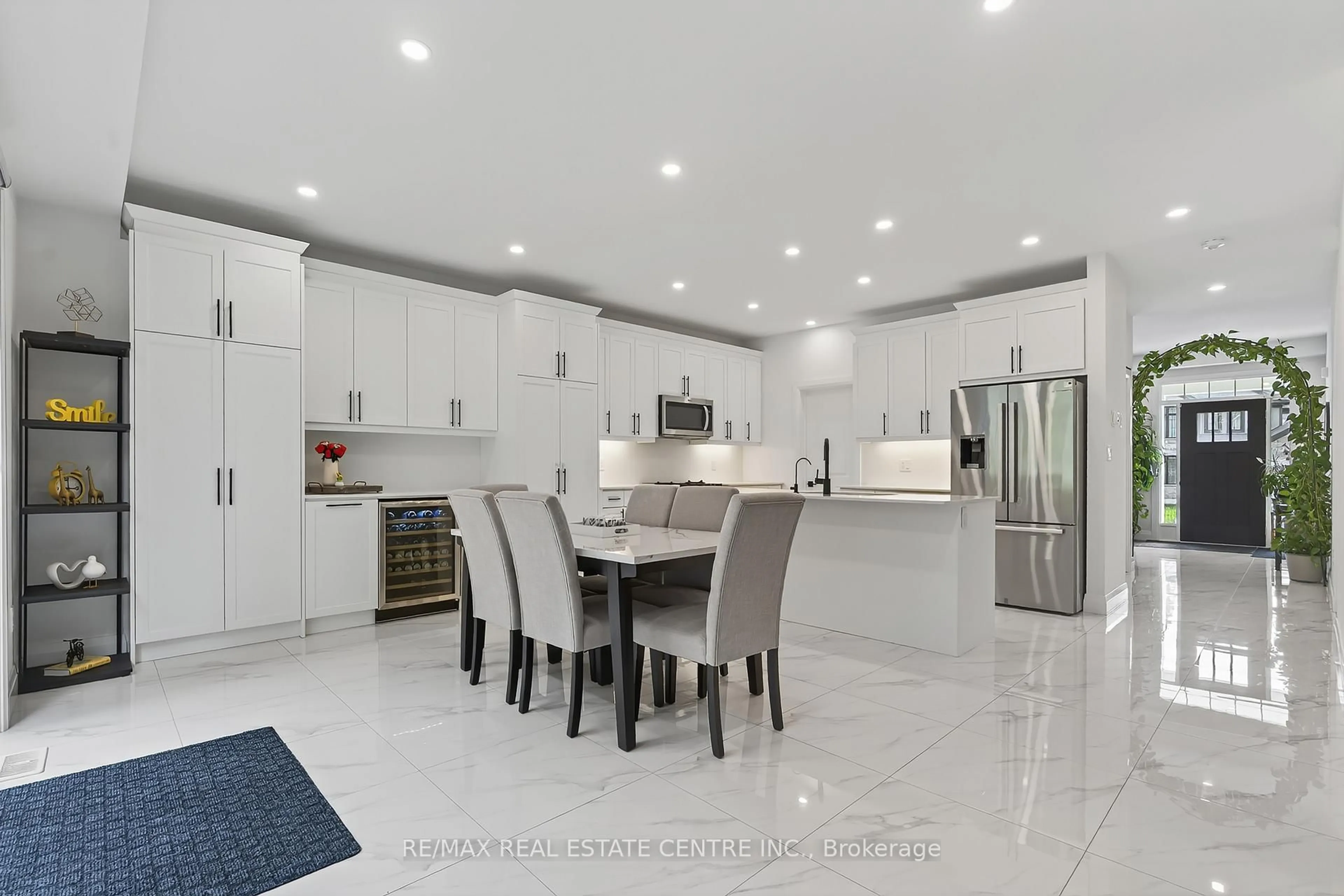 Open concept kitchen, ceramic/tile floor for 209 Jeffrey Pl, Kitchener Ontario N2C 0C2