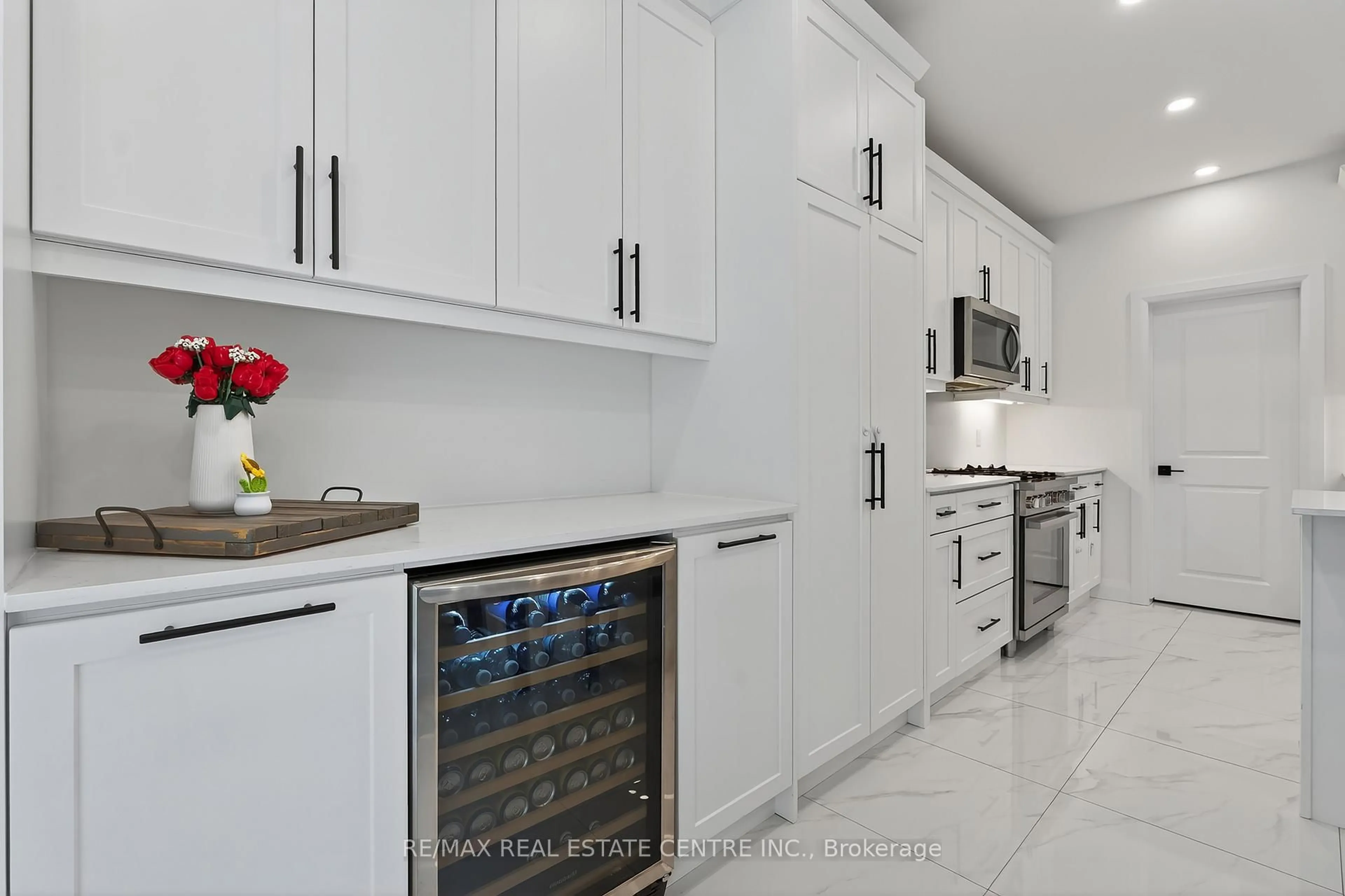Contemporary kitchen, ceramic/tile floor for 209 Jeffrey Pl, Kitchener Ontario N2C 0C2
