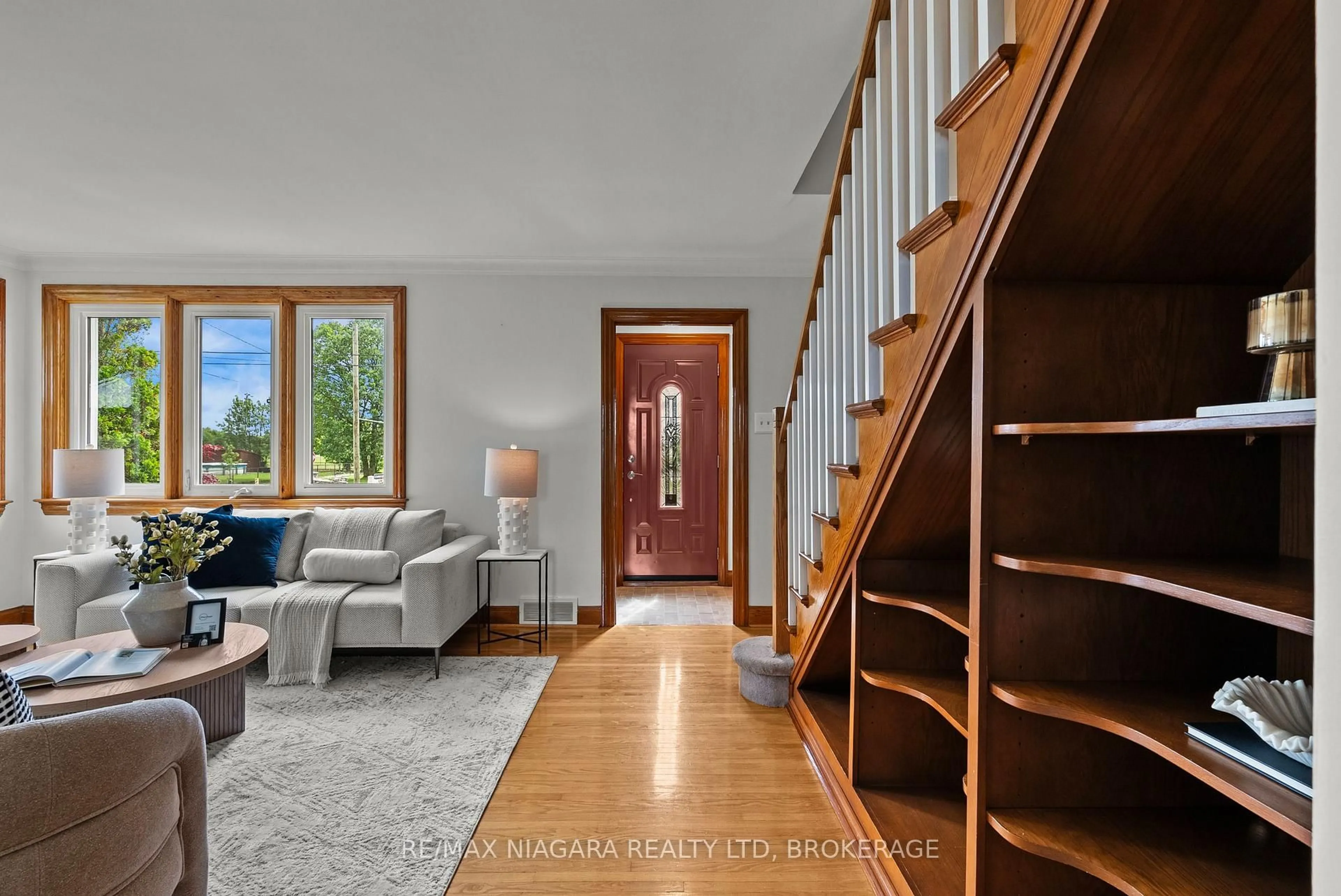 Indoor entryway for 230 Wellington St, Port Colborne Ontario L3K 2K2