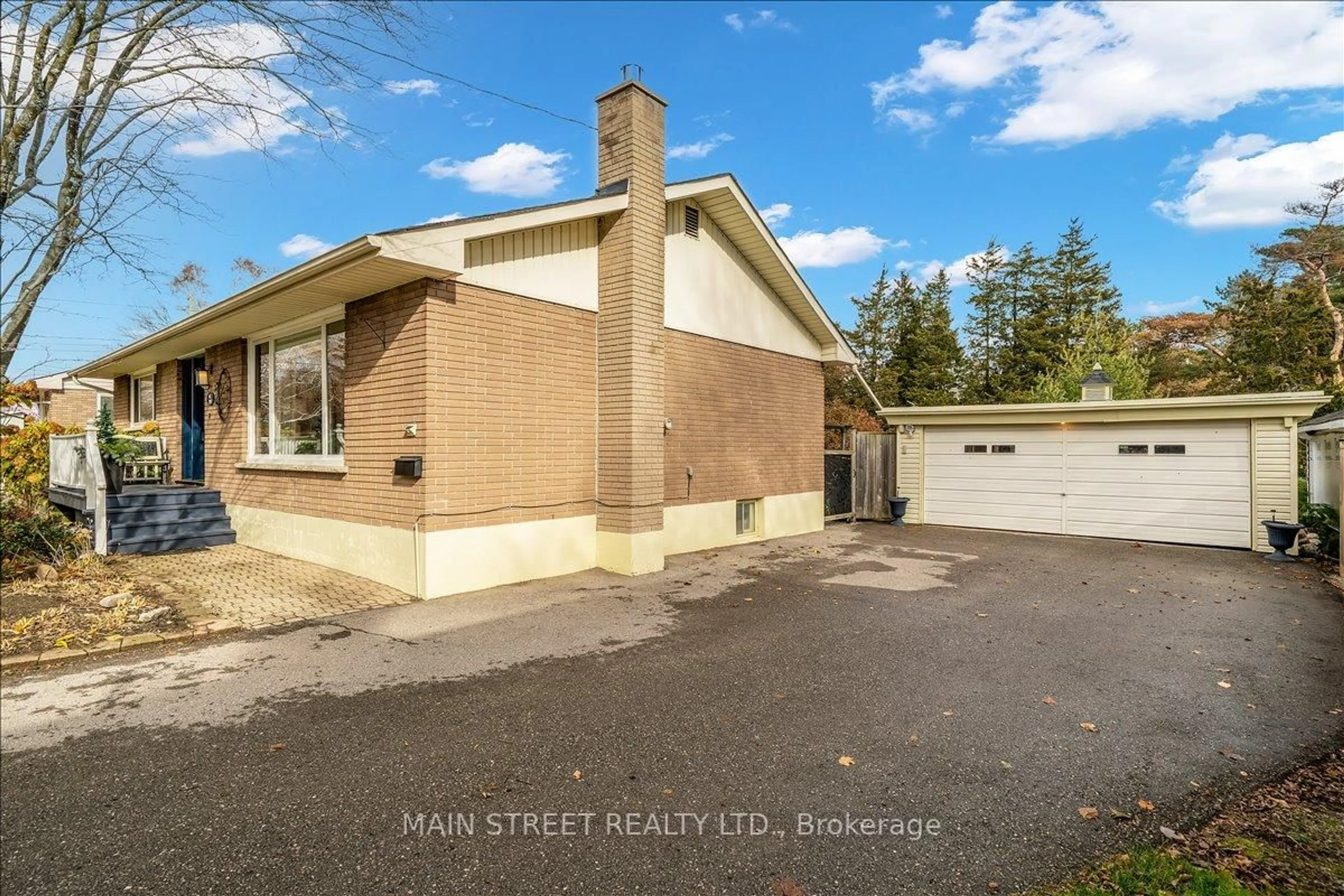 A pic from outside/outdoor area/front of a property/back of a property/a pic from drone, street for 195 Victoria St, Port Hope Ontario L1A 3N2