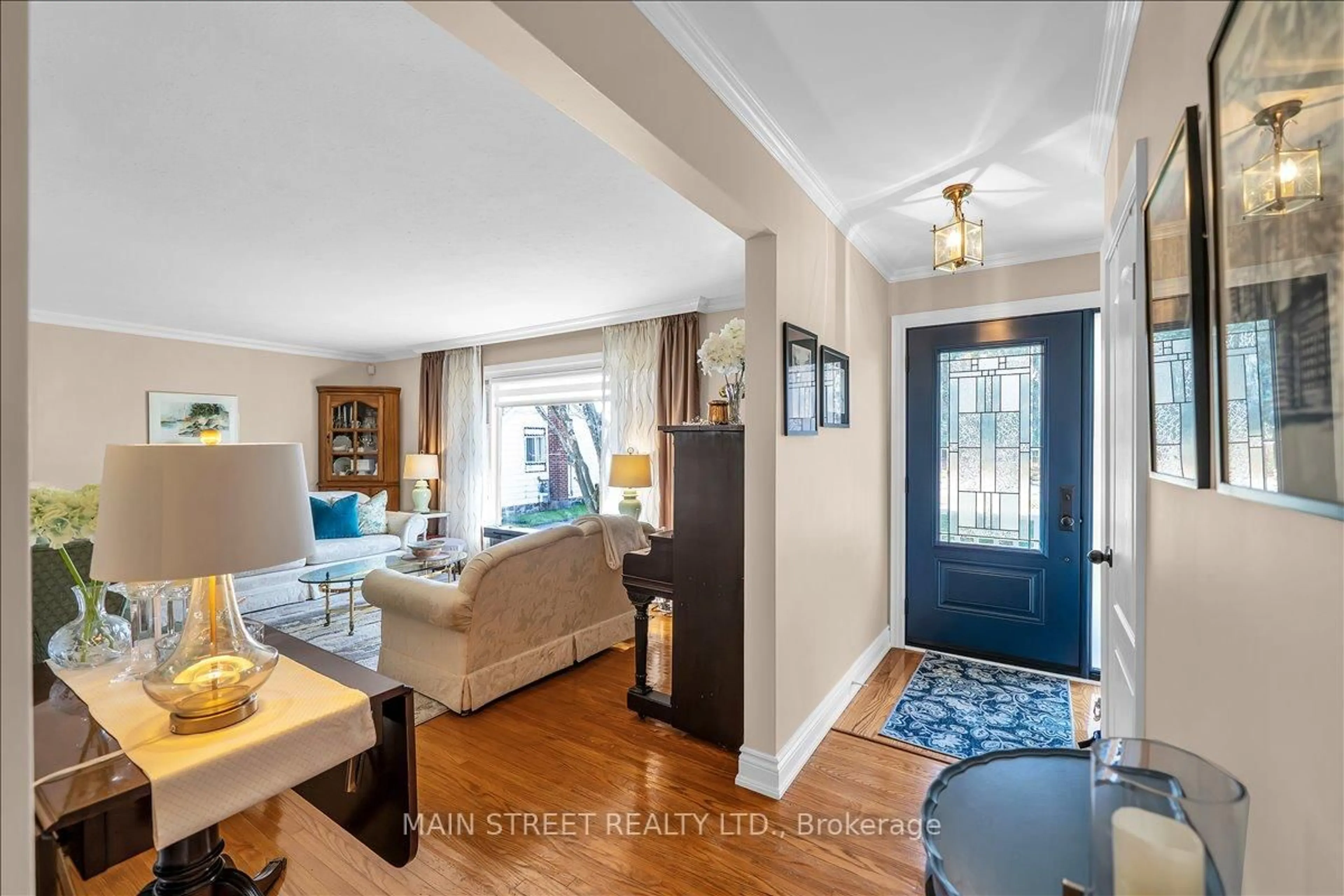 Indoor entryway for 195 Victoria St, Port Hope Ontario L1A 3N2