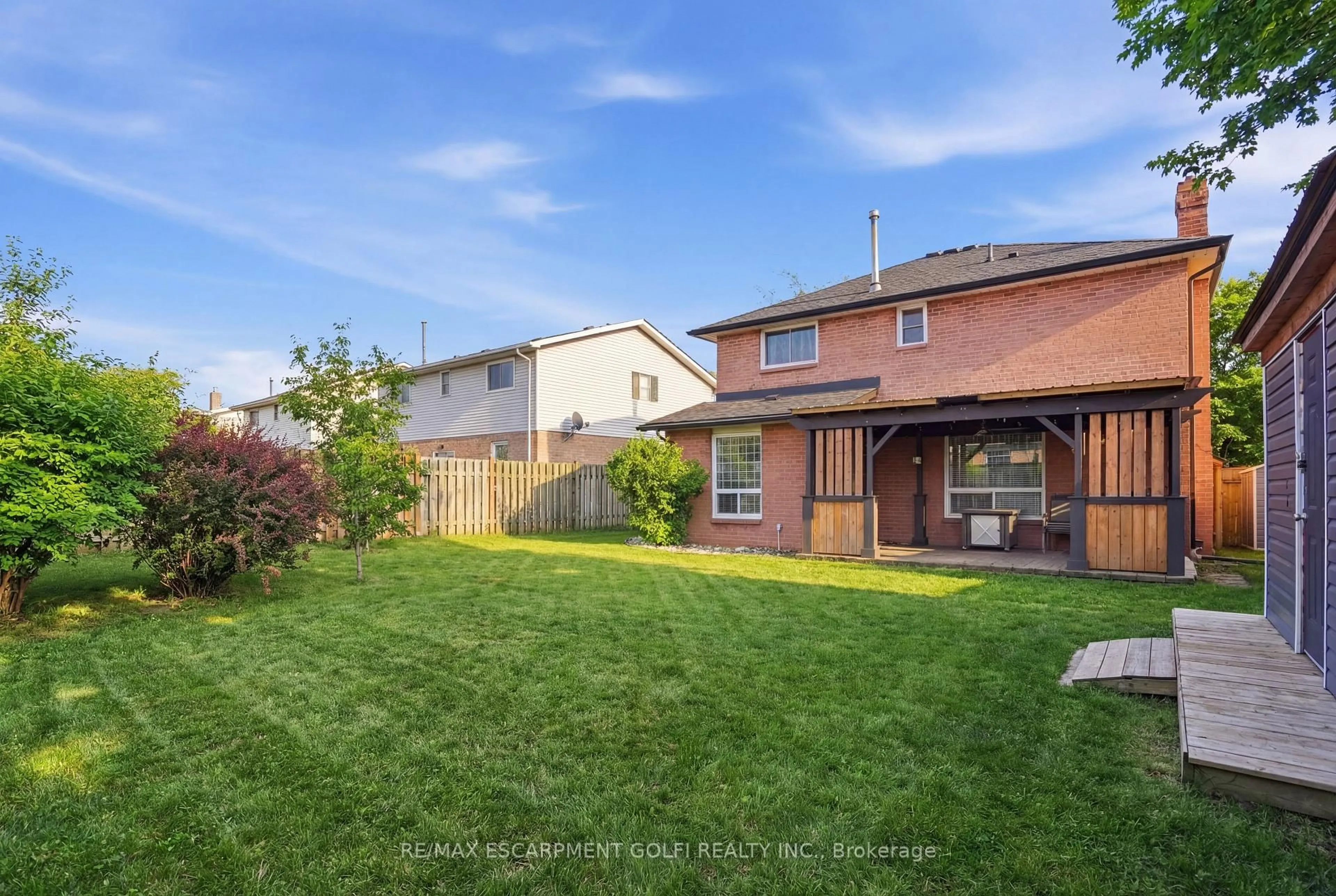 Unknown for 2 Hickory Crt, Welland Ontario L3C 6S9