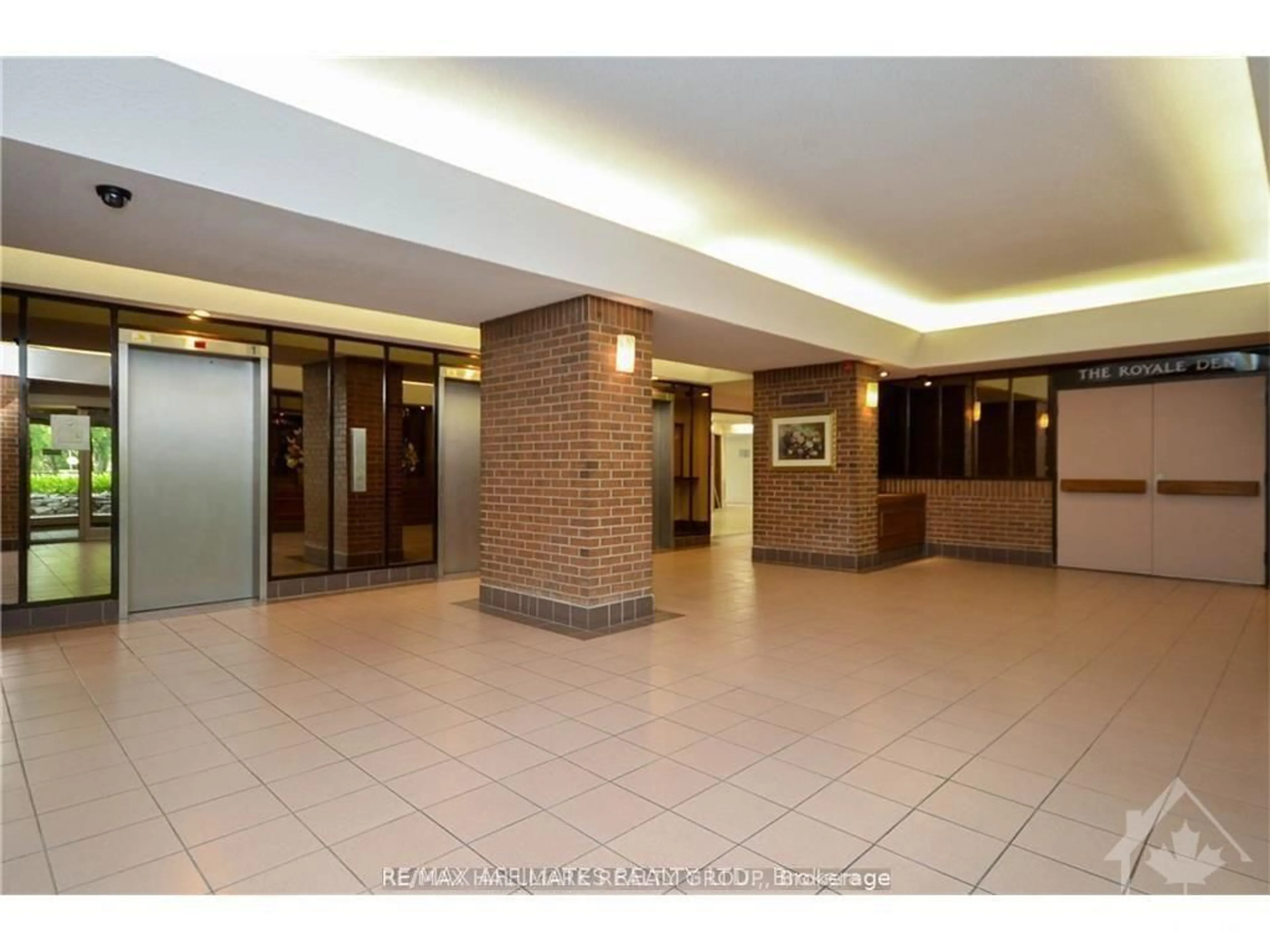 Indoor foyer for 1380 Prince Of Wales Dr #1806, Ottawa Ontario K2C 3N5