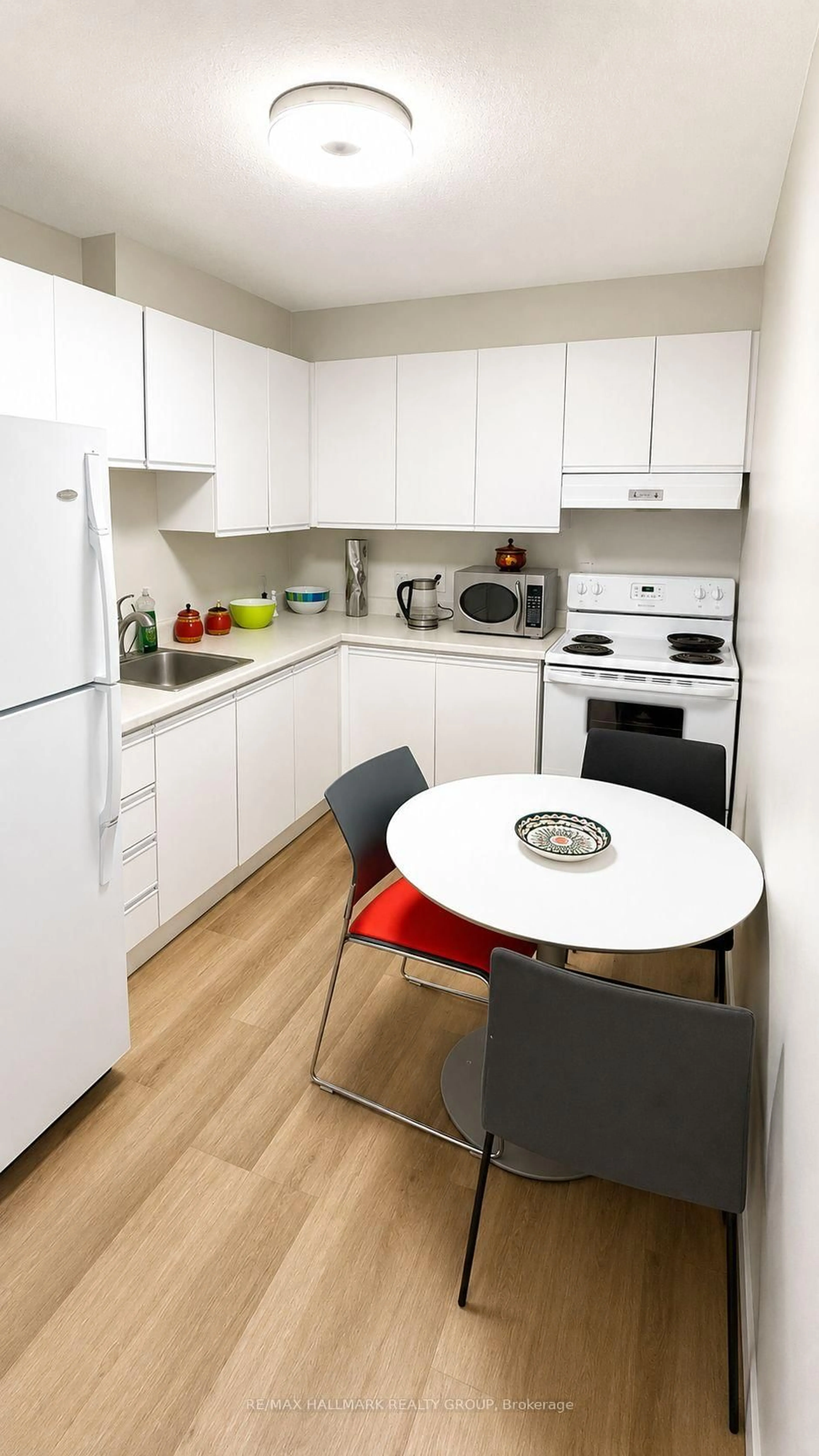 Standard kitchen, wood/laminate floor for 1380 Prince Of Wales Dr #1806, Ottawa Ontario K2C 3N5