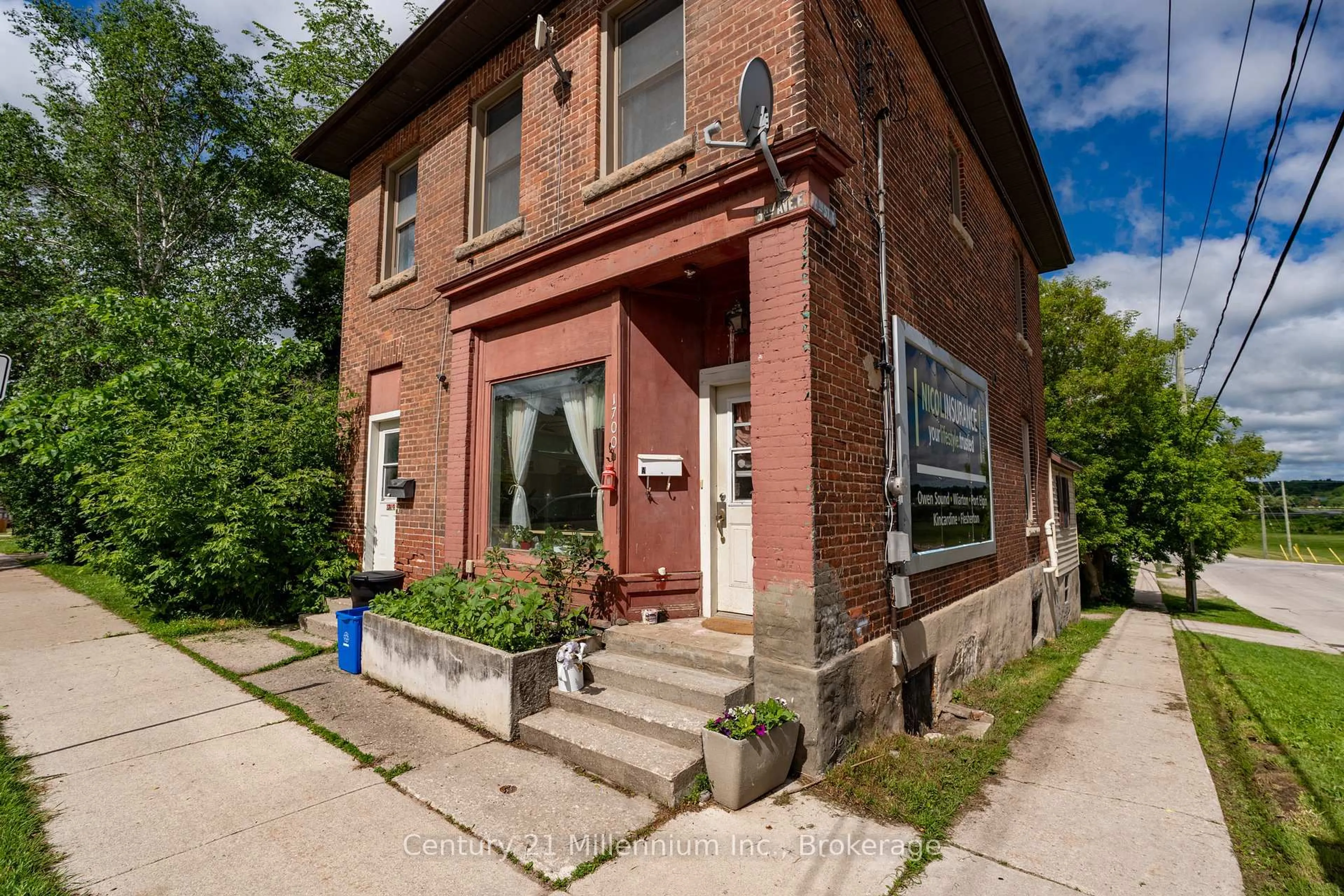 Home with brick exterior material, building for 1700 3rd Ave, Owen Sound Ontario N4K 2L9
