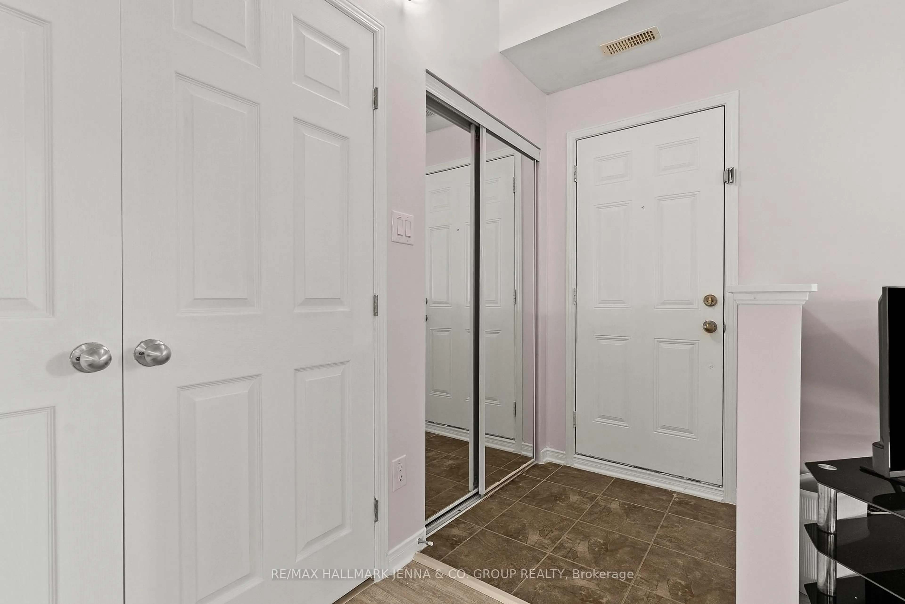 Indoor entryway for 102 Artesa Private #G, Ottawa Ontario K2S 0J8