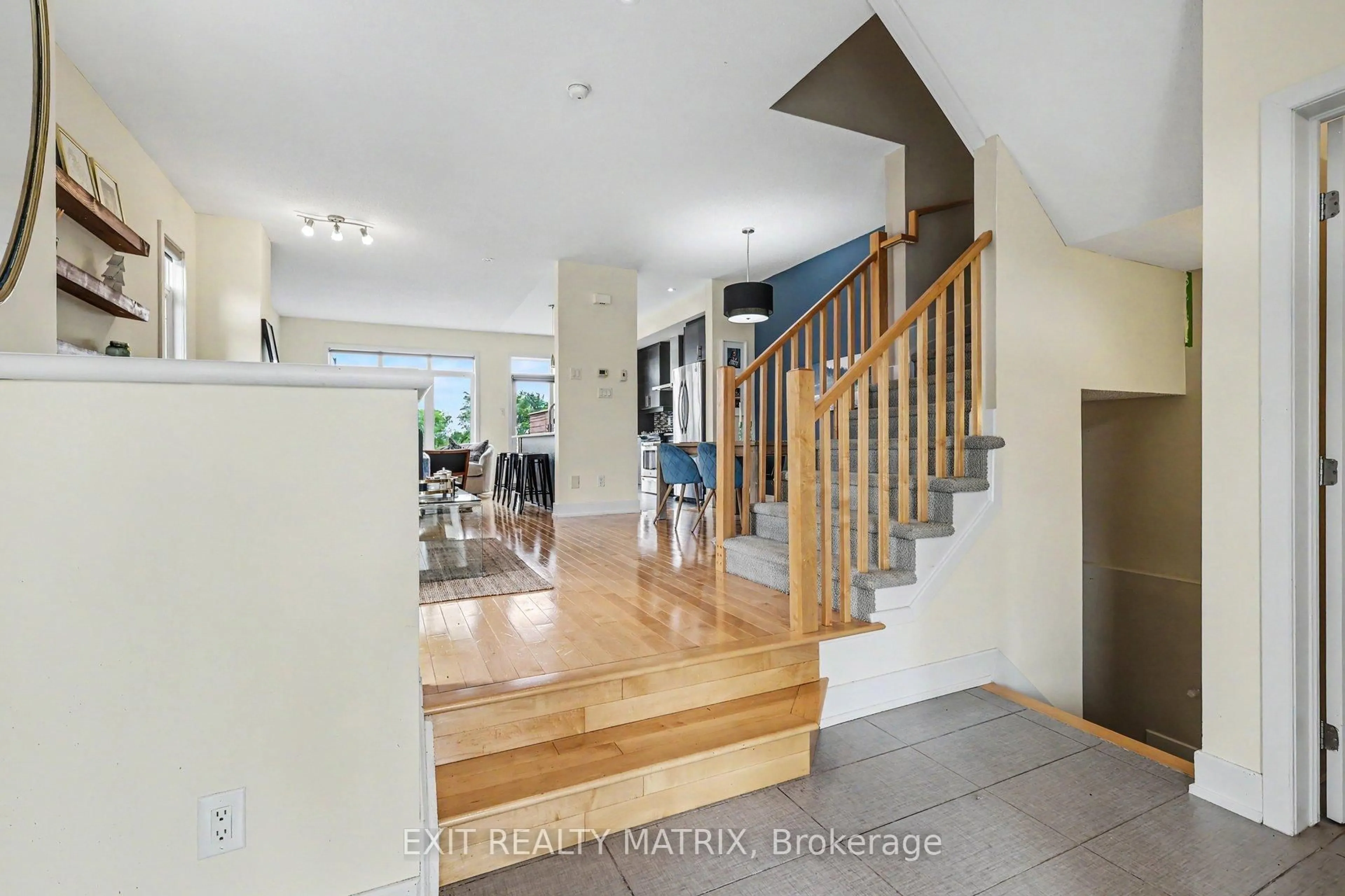 Indoor foyer for 74 Nutting Cres, Ottawa Ontario K4M 0C3