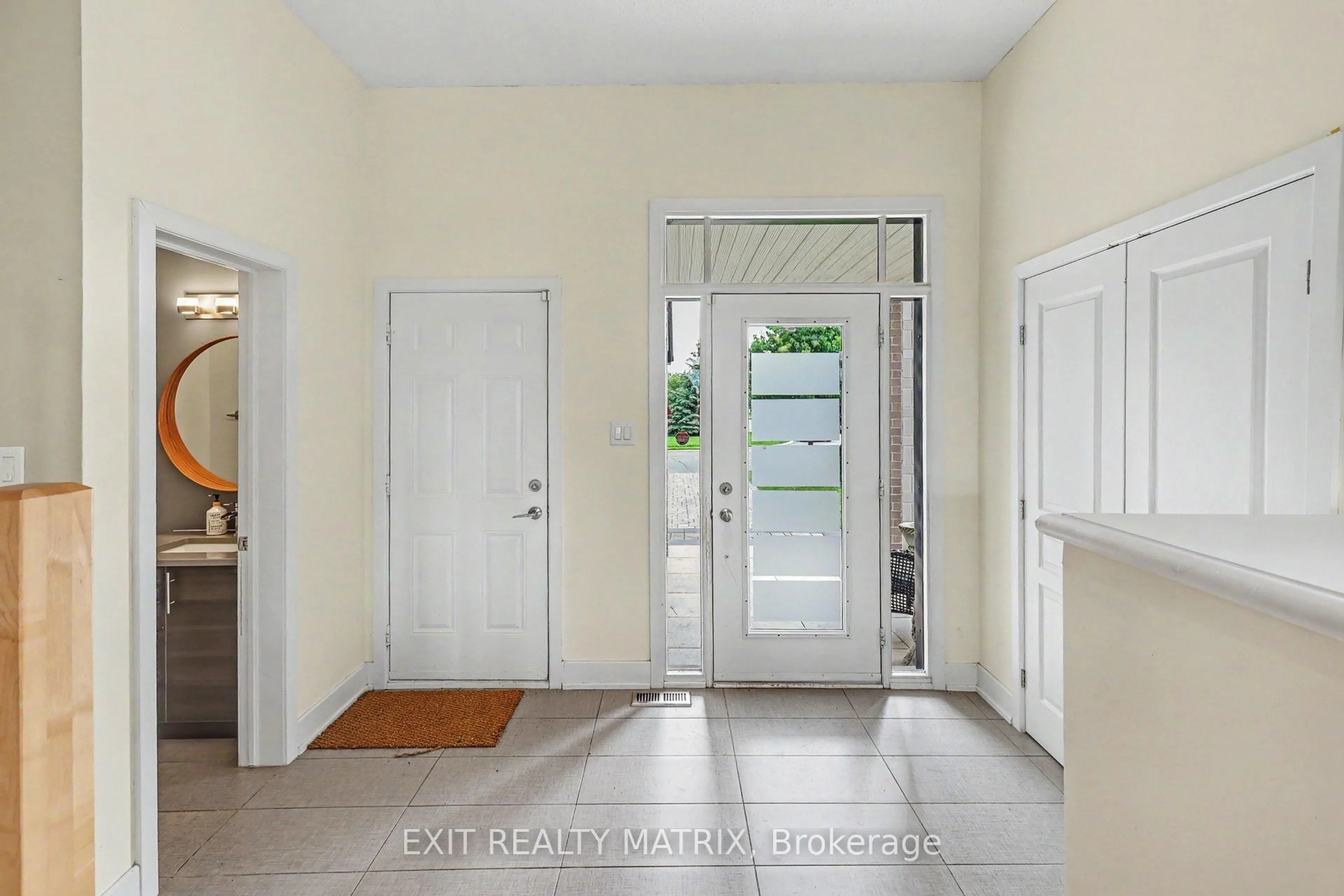 Indoor entryway for 74 Nutting Cres, Ottawa Ontario K4M 0C3