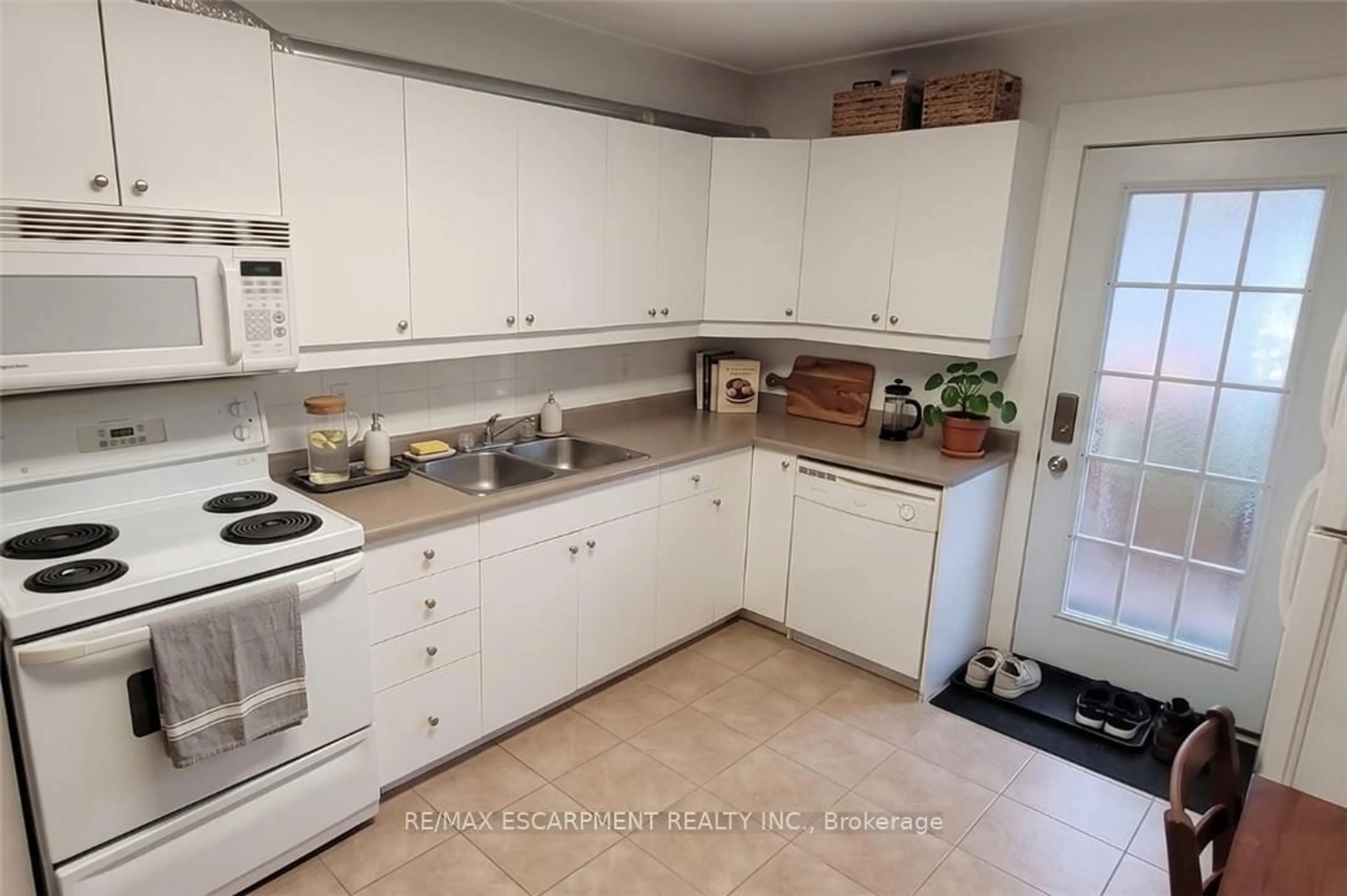 Standard kitchen, ceramic/tile floor for 131 Leland St, Hamilton Ontario L8S 3A3