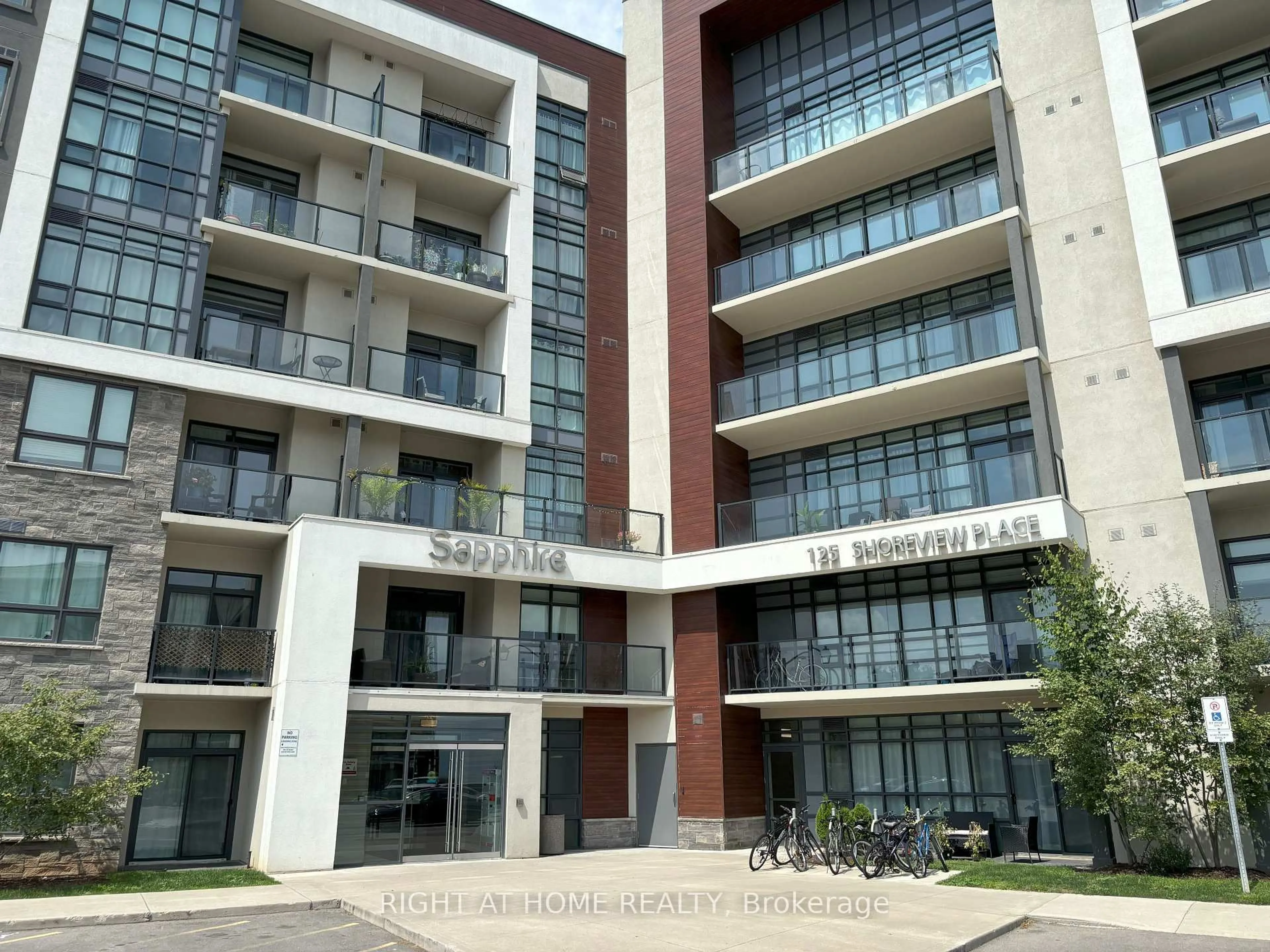 Indoor foyer for 125 Shoreview Pl #519, Hamilton Ontario L8K 0K3