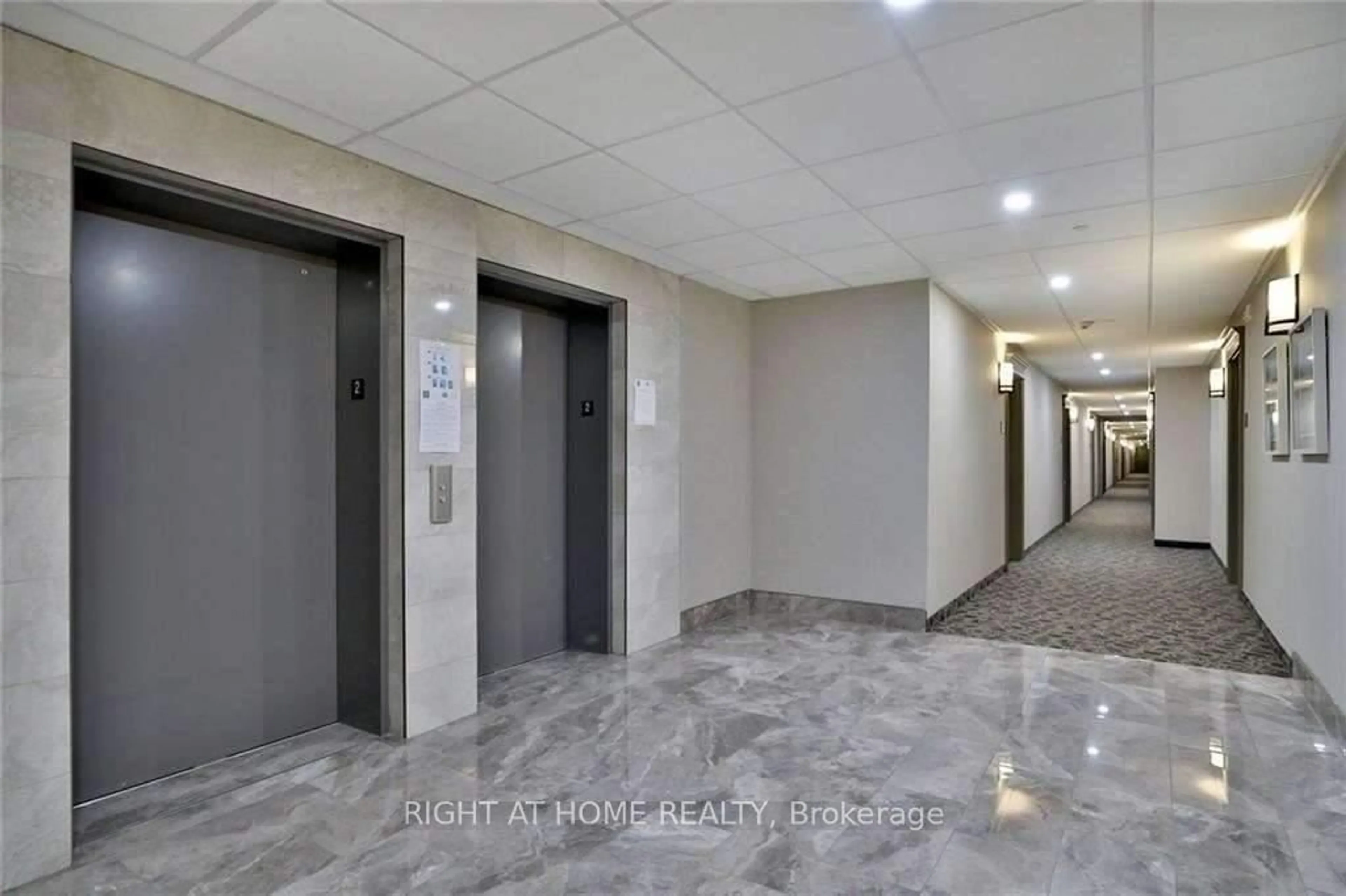 Indoor foyer for 125 Shoreview Pl #519, Hamilton Ontario L8K 0K3