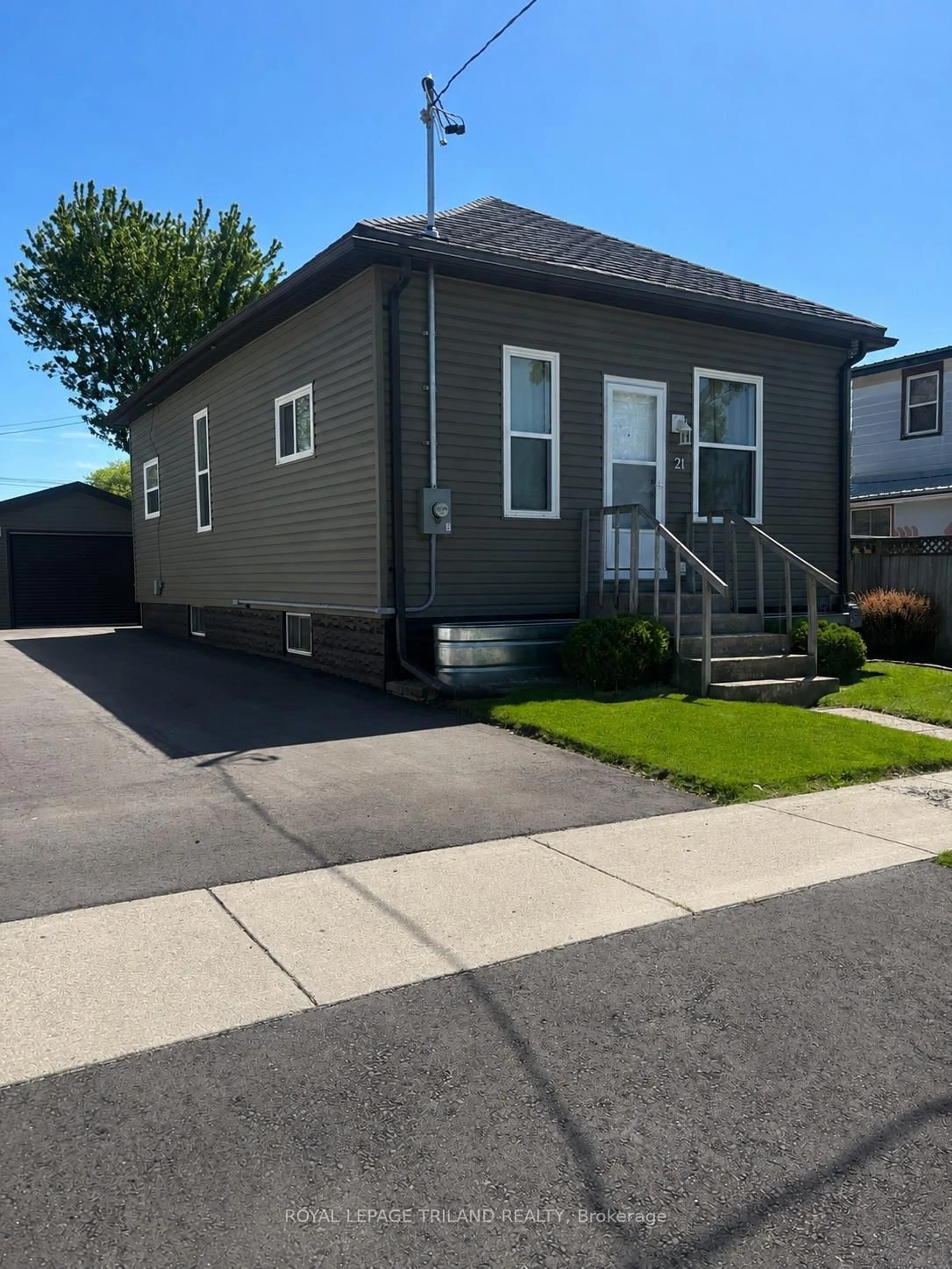 Home with vinyl exterior material, street for 21 Mariam St, St. Thomas Ontario N5P 1W9