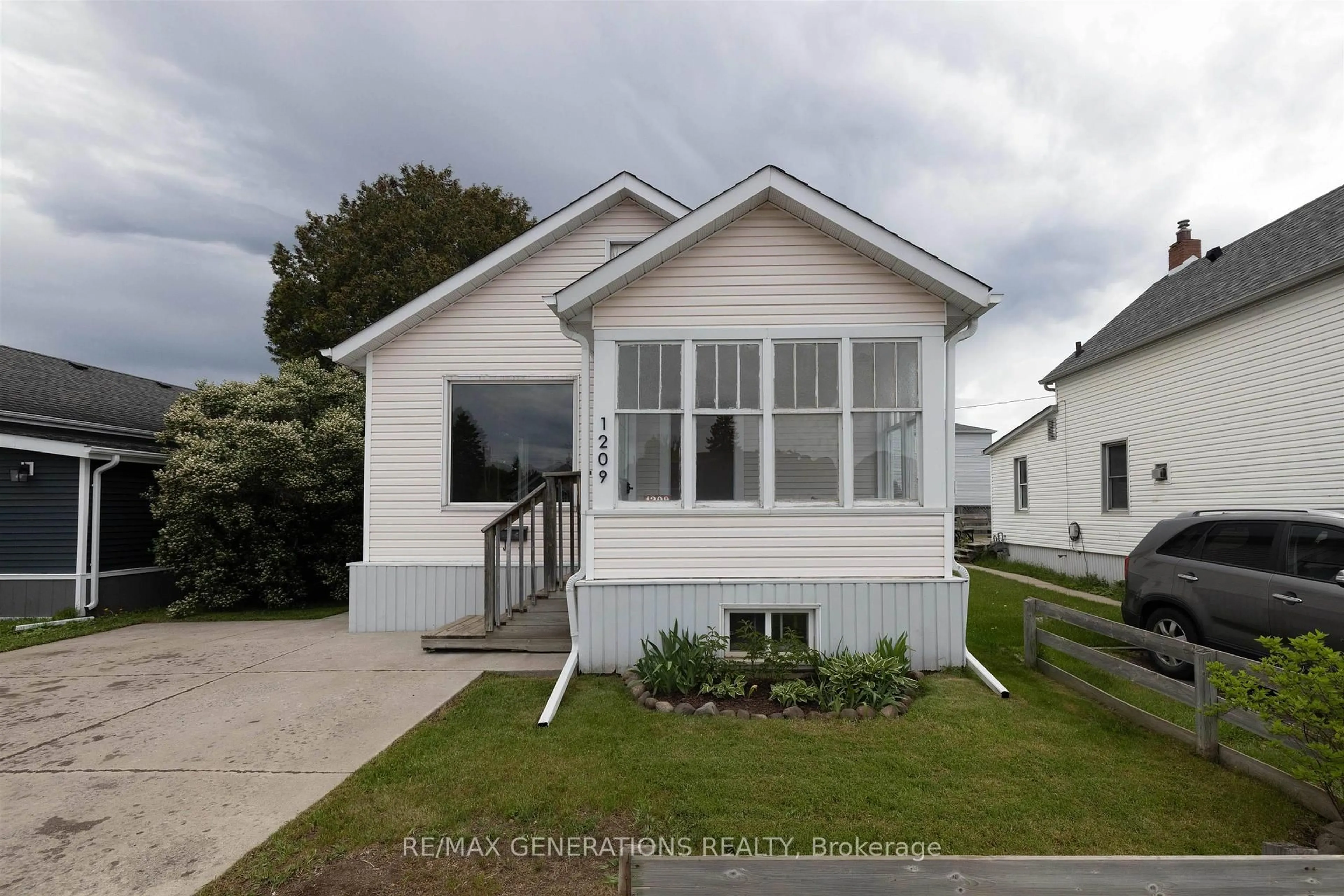 Home with vinyl exterior material, street for 1209 Brown St, Thunder Bay Ontario P7E 2M3