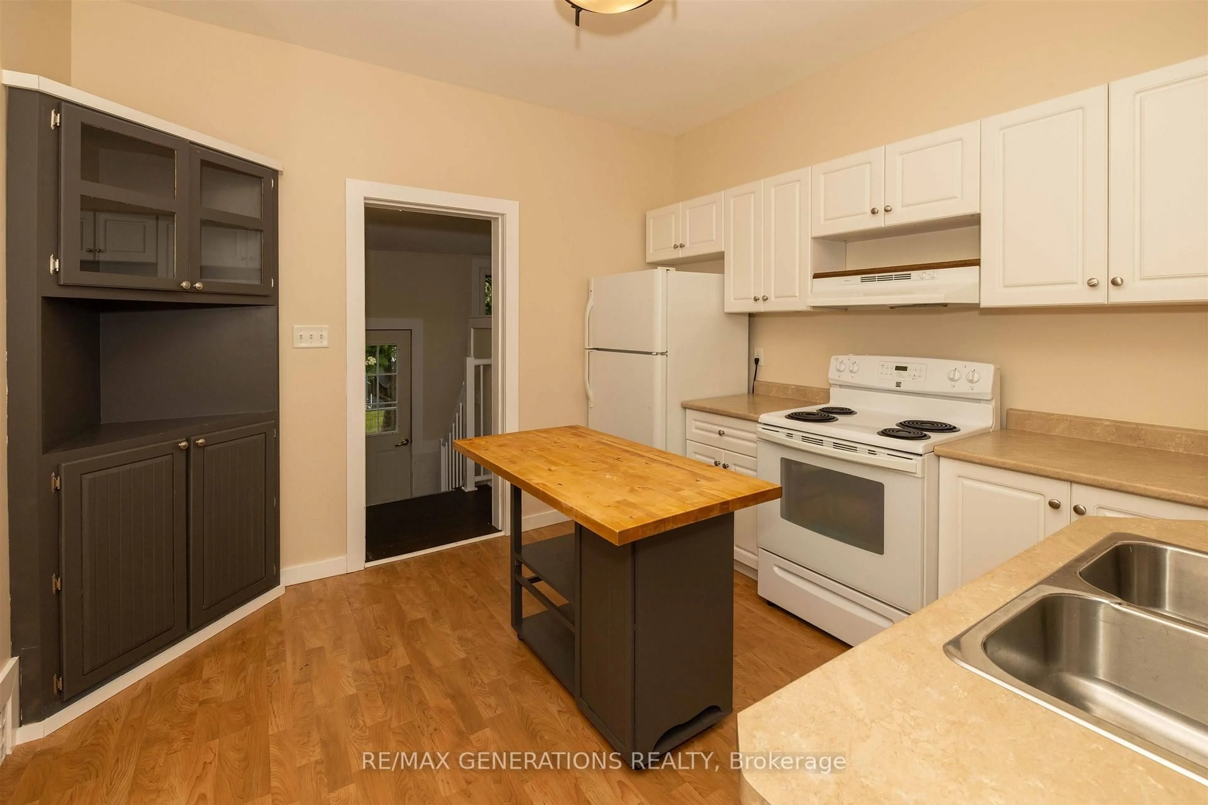 Standard kitchen, wood/laminate floor for 1209 Brown St, Thunder Bay Ontario P7E 2M3