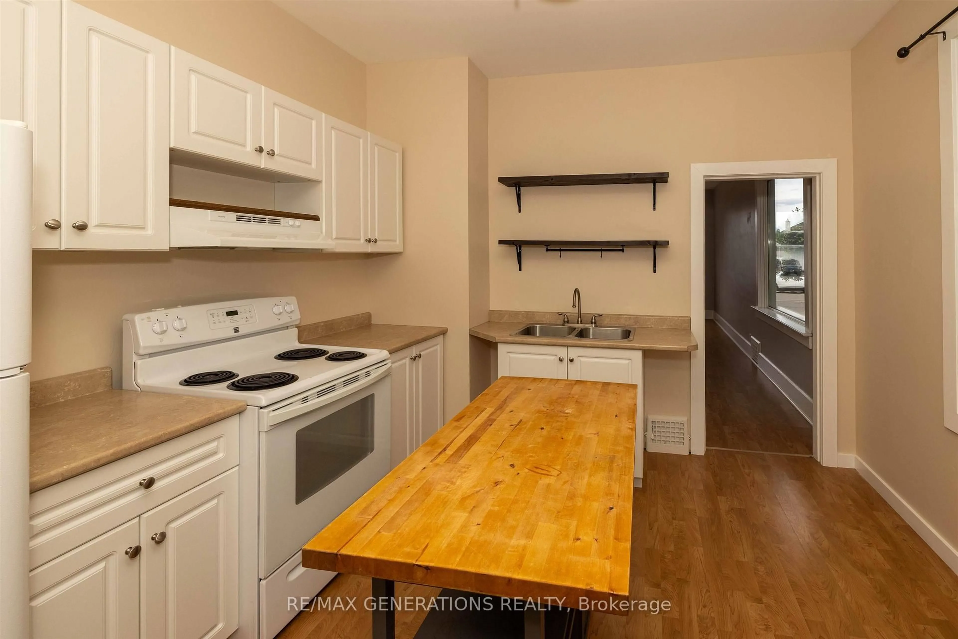 Standard kitchen, wood/laminate floor for 1209 Brown St, Thunder Bay Ontario P7E 2M3