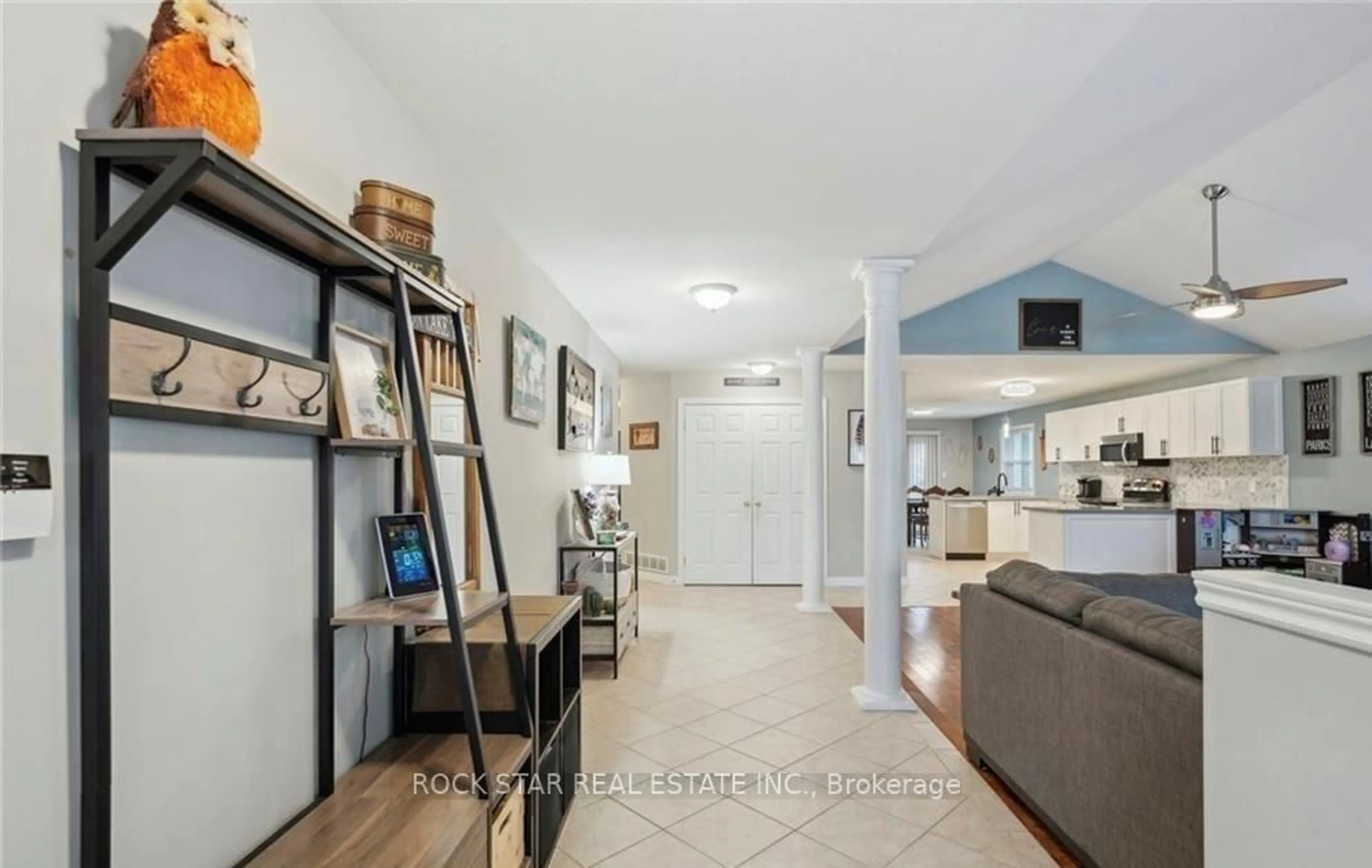 Indoor entryway for 996 BEACH Blvd, Hamilton Ontario L8H 6Z4